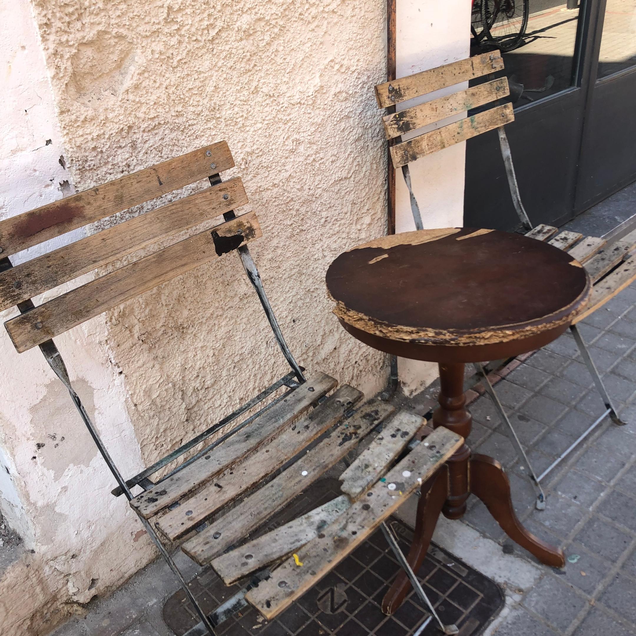 Tisch mit zwei Stühlen
