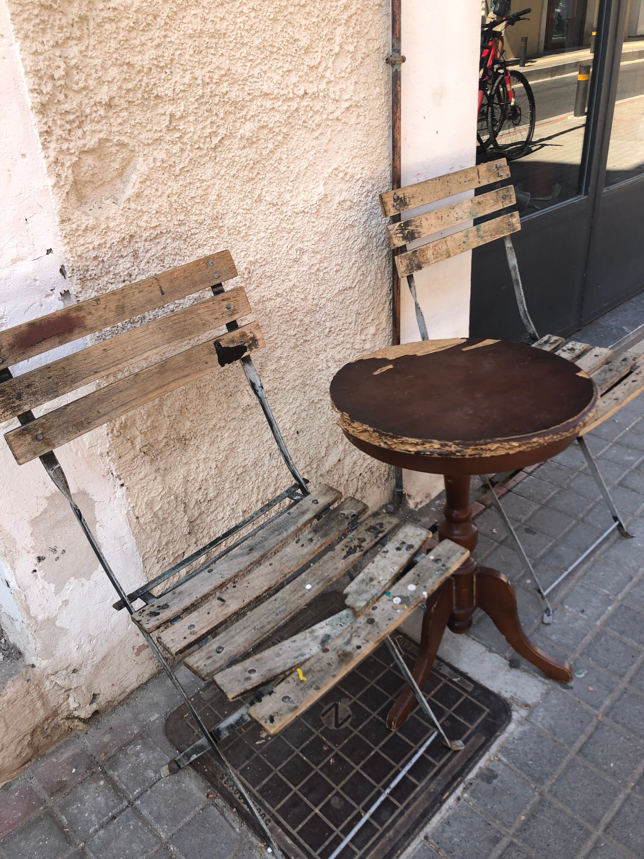 Tisch mit zwei Stühlen