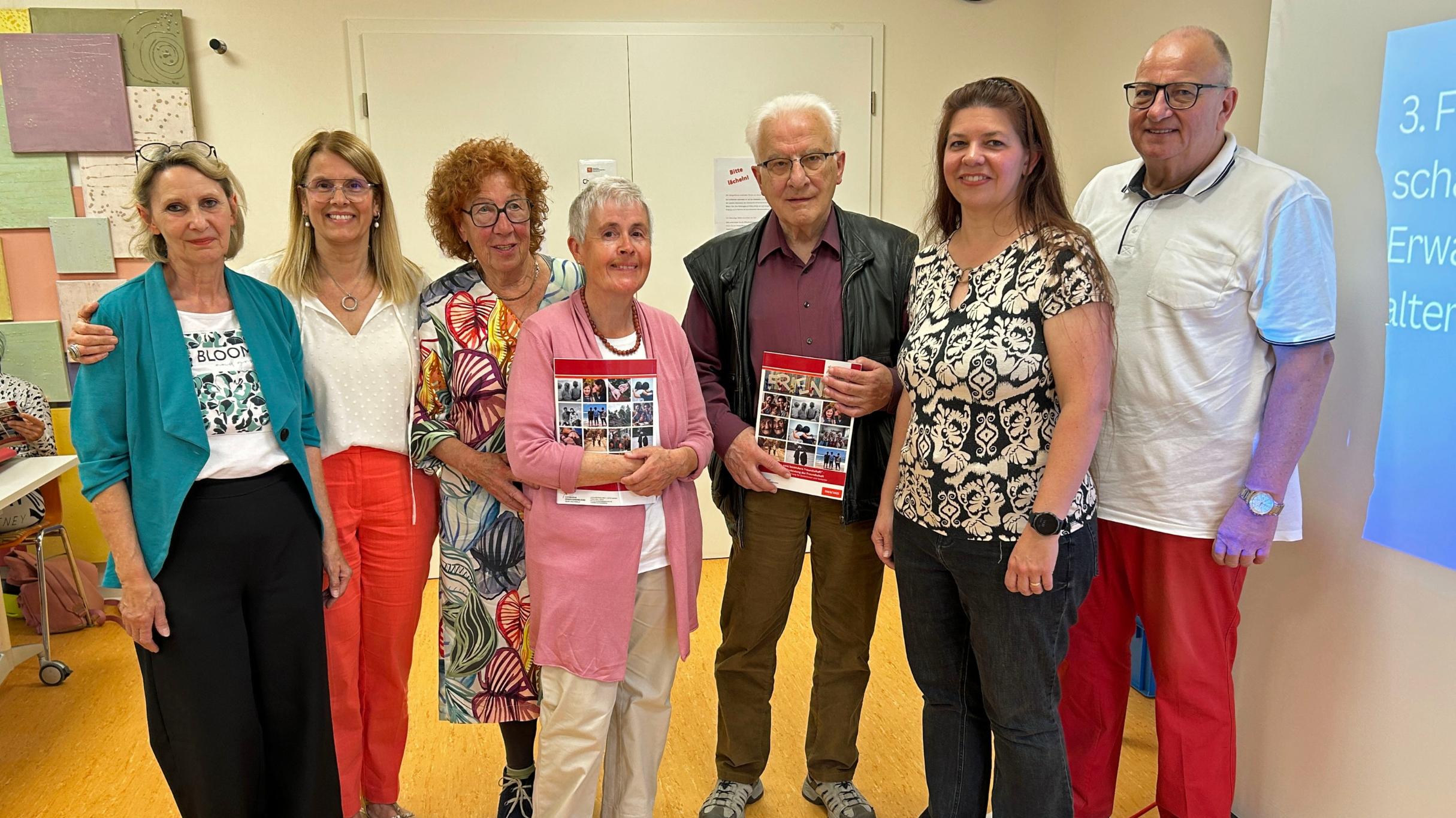 Im Rahmen einer Feierstunde bekamen die Seniorinnen und Senioren den Aufsatzband mit ihren Geschichten überreicht.