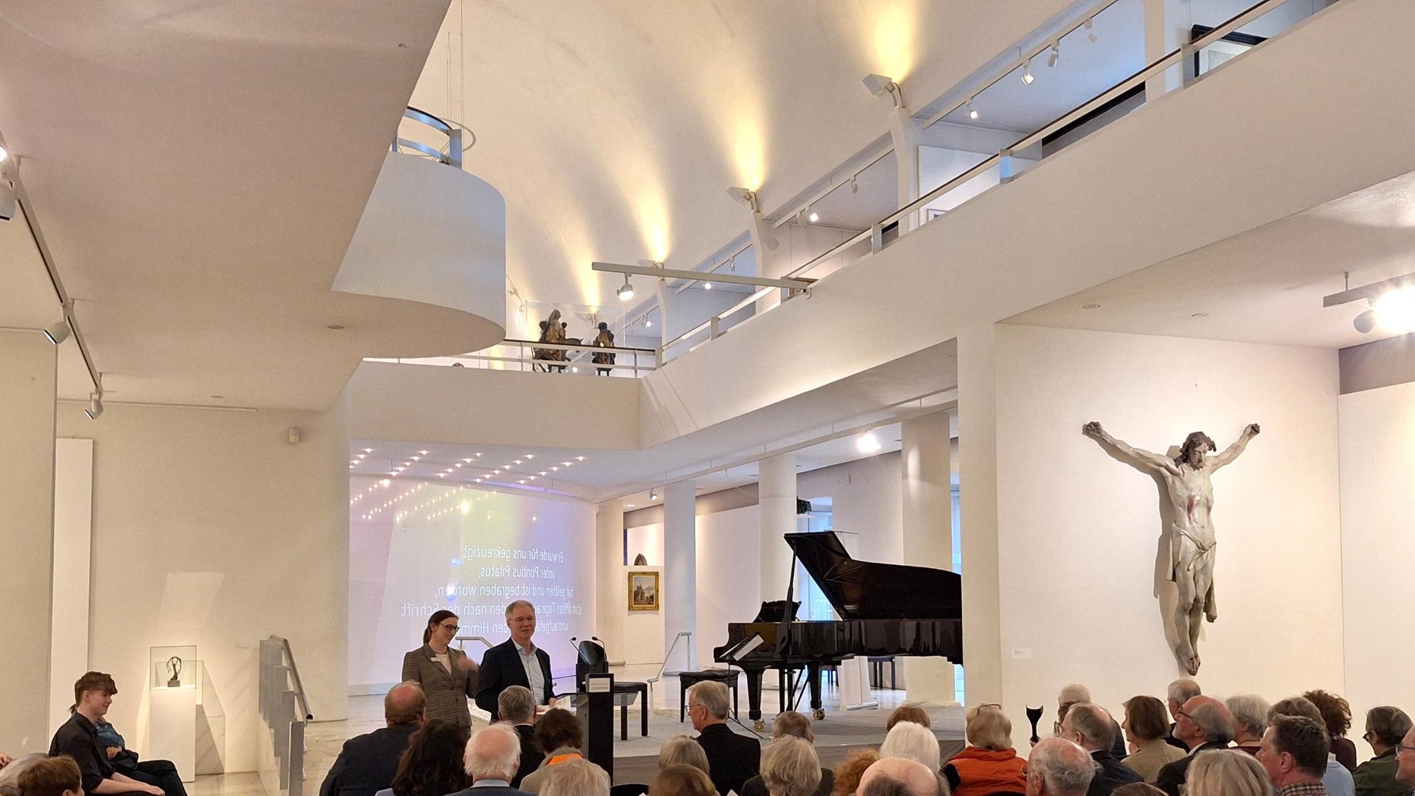 Der stellvertretende Museumsleiter Stefan Schu und die Kuratorin des Museums Kirstin Jakob bei der Begrüßung