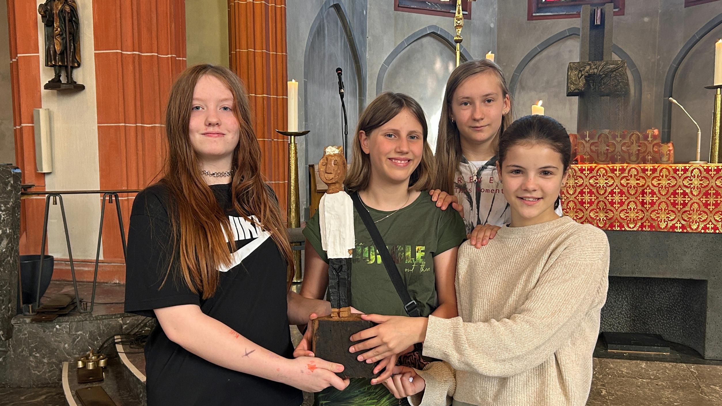 Vier Schülerinnen der Marienschule freuen sich über den Besuch der Königsfigur.