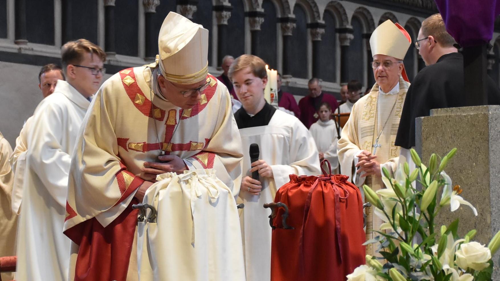 Bischof Dr. Stephan Ackermann haucht das zubereitete Chrisamöl an.