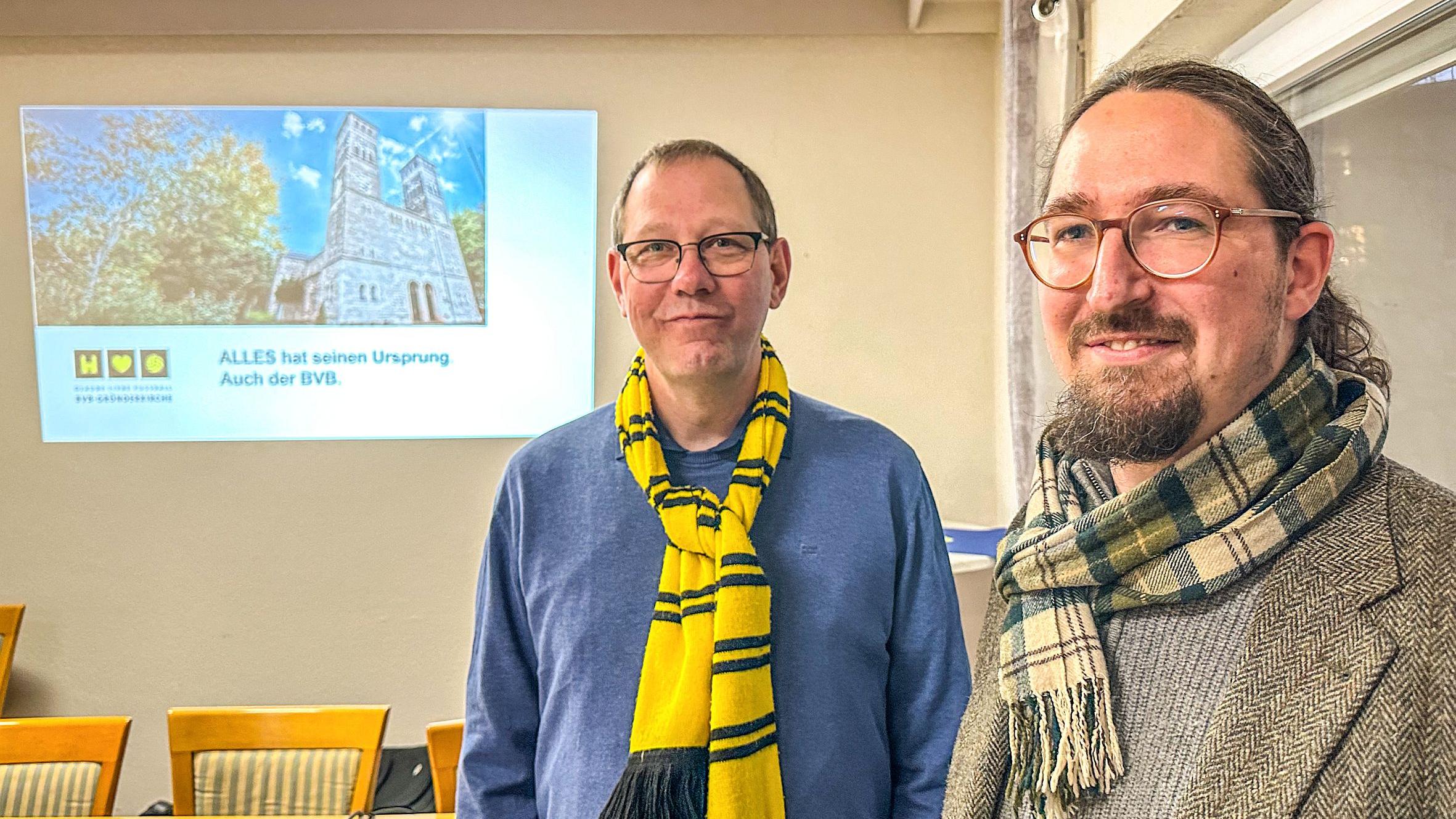 Referent Karsten Haug (links) mit Samuel Acloque von der KEB.