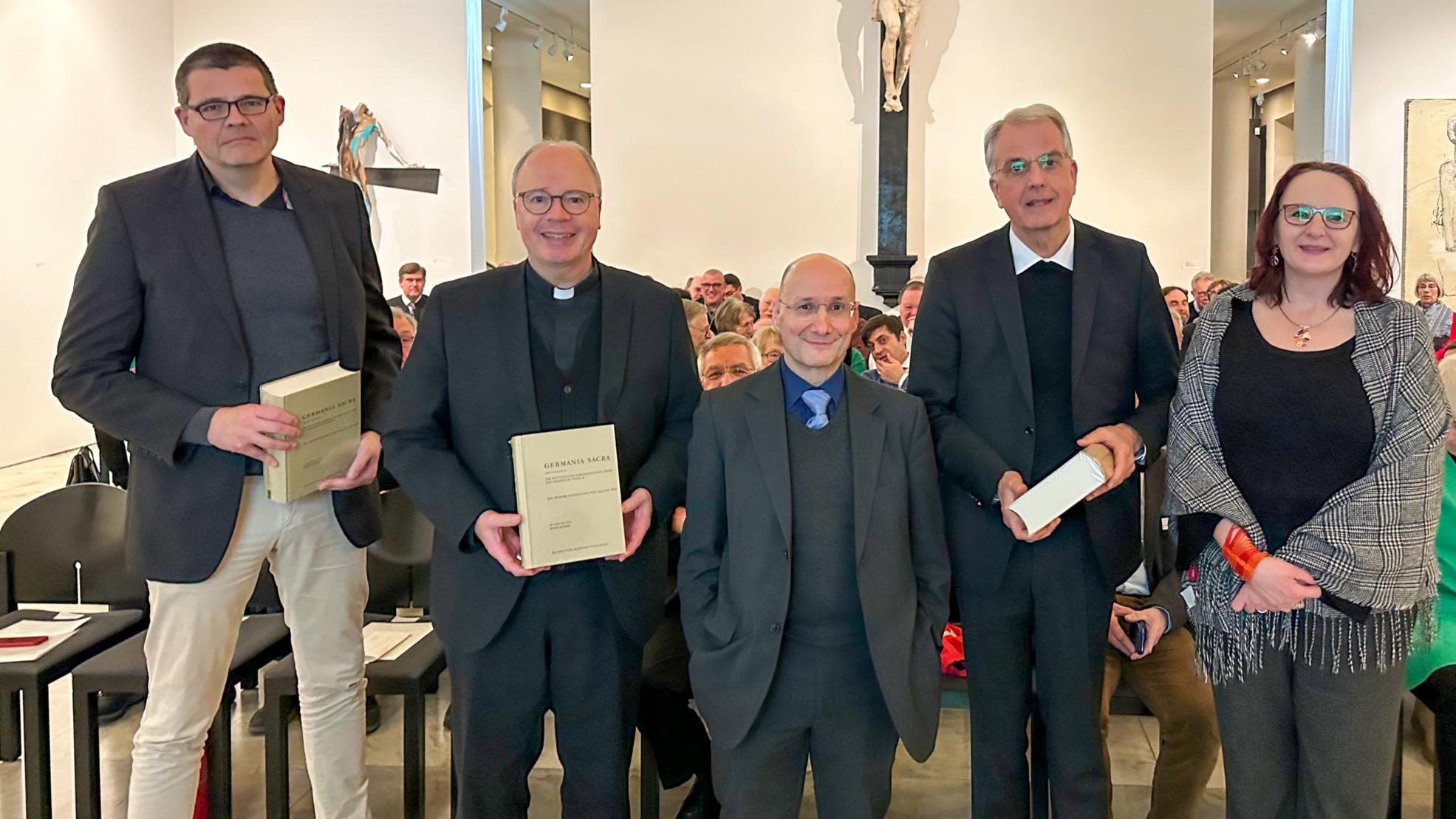 Dr. Nathalie Kruppa von Germania Sacra (rechts) und Dr. René Hanke (Mitte) bei der Buchübergabe an Prof. Laux, Bischof Ackermann und Weihbischof Peters (von links)