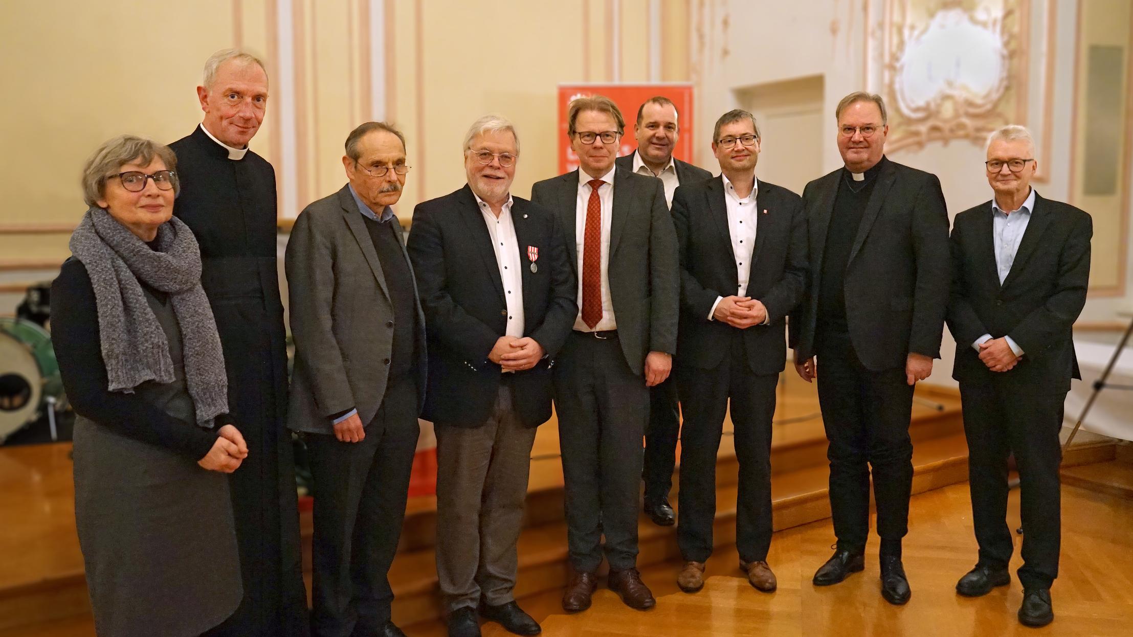 Abschied und Würdigung für Caritasdirektor Dr. Bernd Kettern (4.v.l.): v.l.n.r.: Hildegard Imiolczyk (Vorsitzende Mitarbeitervertretung Caritasverband Trier), Benedikt Welter (Vorsitzender Caritasverband für die Diözese Trier), Prof. Dr. Georg Cremer (ehem. Generalsekretär Deutscher Caritasverband), Markus Leineweber (Vorsitzender Caritasverband Trier), Joachim Christmann (Geschäftsbereichsleiter Verbandsgemeinde Trier-Saarburg), Christoph Wutz (Direktor Caritasverband für die Diözese Trier), Dr. Hans Günther Ullrich (Vorsitzender Caritasrat Caritasverband Trier) und Winfried Wülferath (Direktor Caritasverband Westeifel).