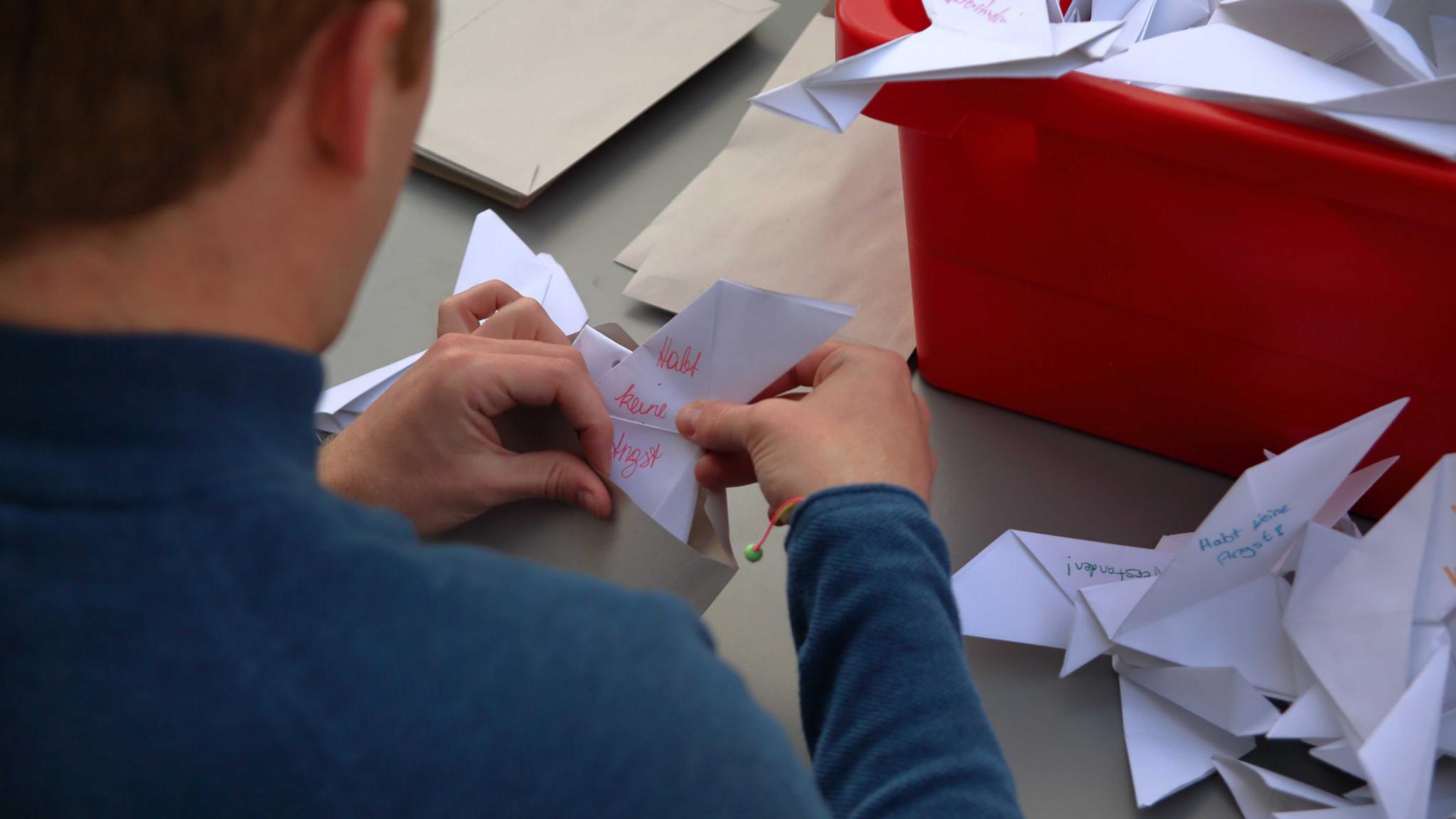 Mit einem Brief versehen, wurden die Papiertauben verschickt.