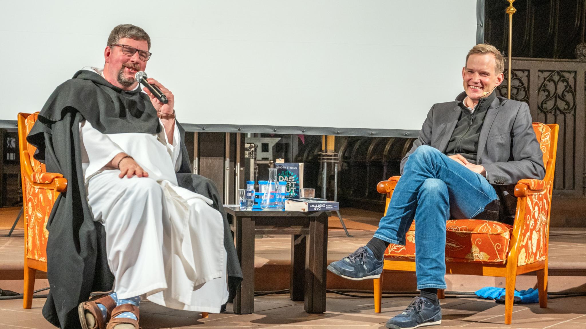 Im angeregten Gespräch: Pater Albert Seul (links) und Prof. Dr. Hendrik Streeck in der Wallfahrtskirche Klausen.
