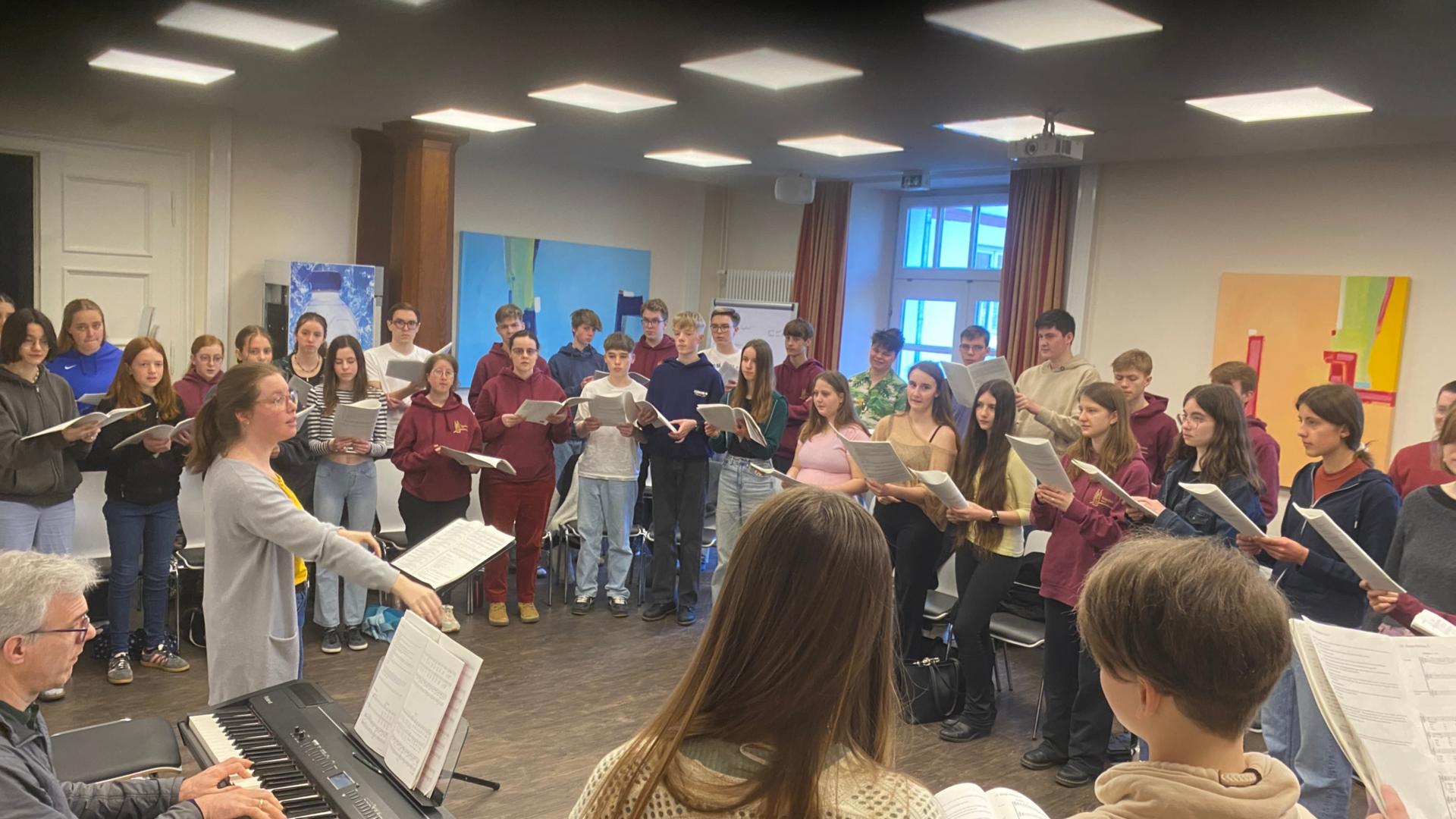 Junge Sängerinnen und Sänger proben unter Leitung von Juliane Kathary für das Musical.