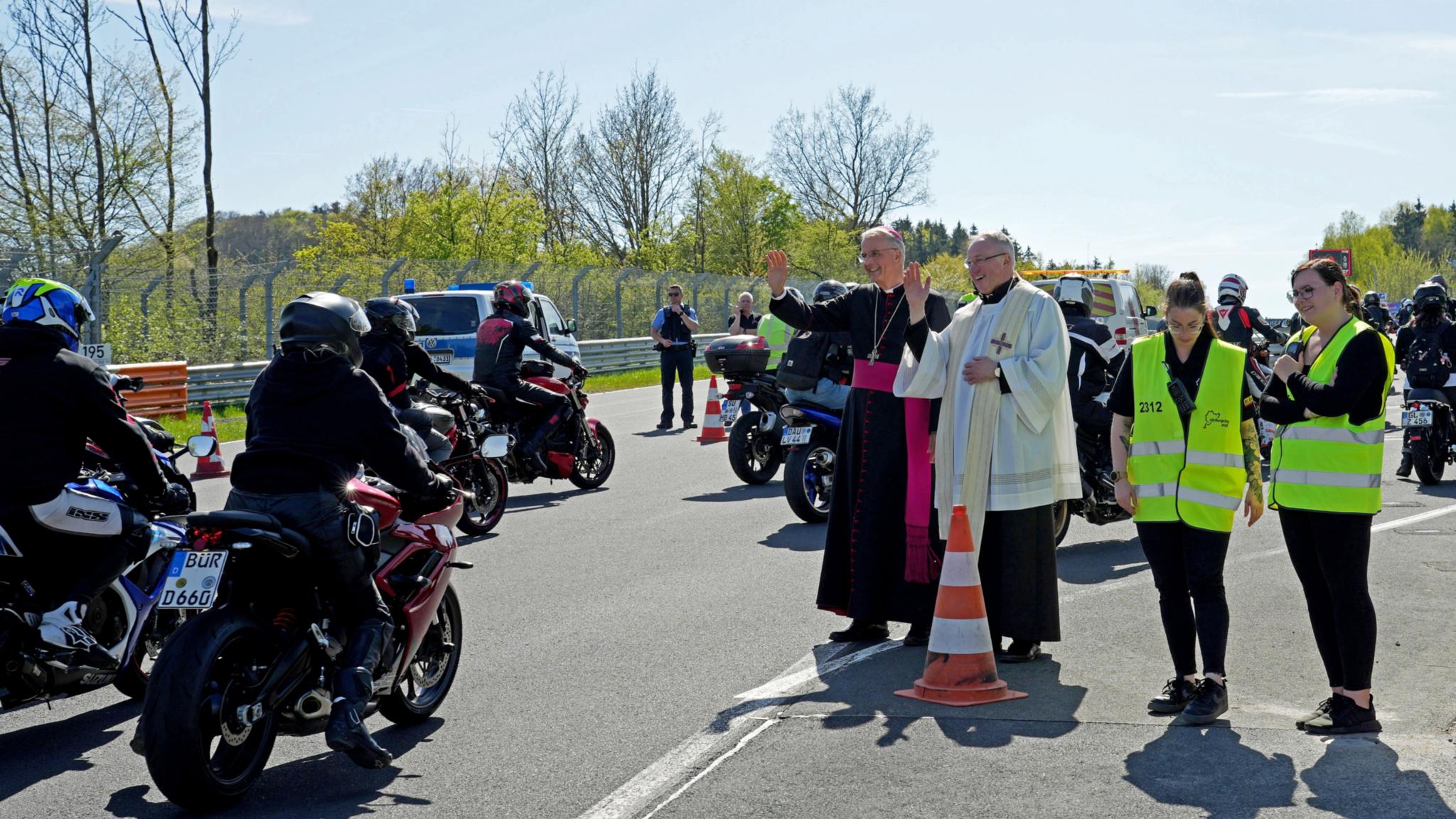 Gottes Segen für eine gute Fahrt durch die Saison wünschen Weihbischof Jörg Michael Peters und Pfarrer Klaus Kohnz beim Korso über die Nordschleife des Rings.