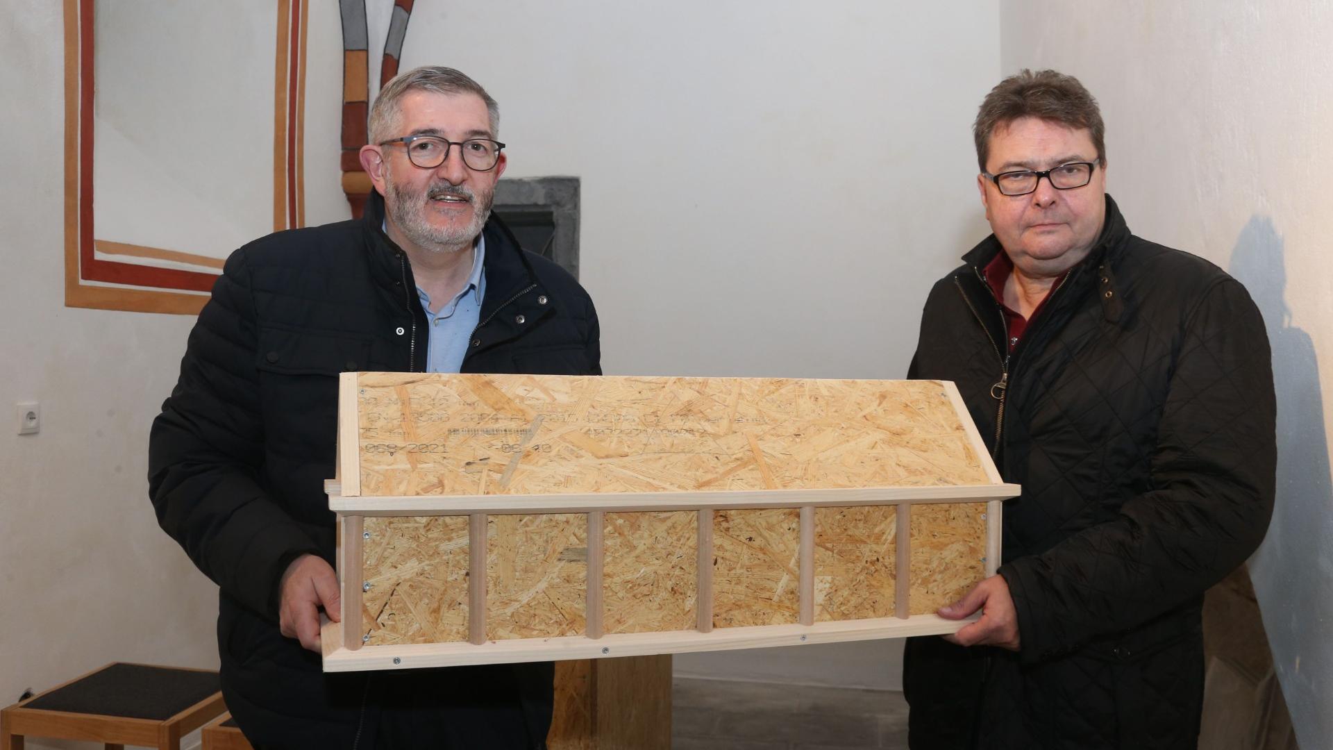 Frank Mertes (links) und Jürgen Schneider mit einem Holzmodell des Schreins für die Reliquien des heiligen Matthias.