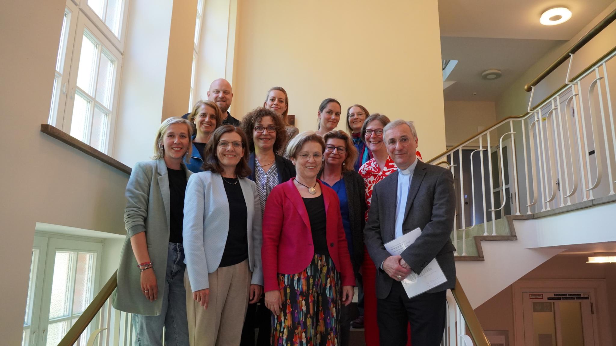Die Gruppe der Gleichstellungsbeauftragten aus deutschen (Erz-)Diözesen mit Erzbischof Dr. Stefan Heße (ganz rechts). Aus Trier dabei: Susanne Kramer (zweite Reihe, Zweite von rechts) und Joachim Stöber (hintere Reihe links).
