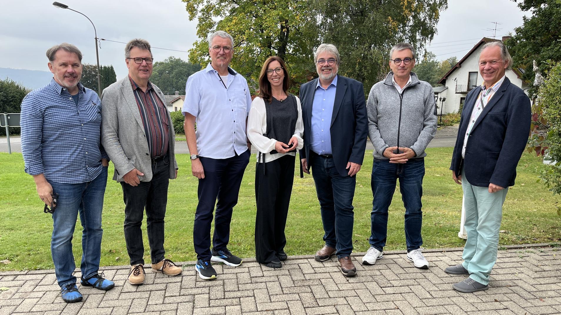 Markus Annen, Felix Tölle, Steffen Stutz, Dr. Judith Behr, Bruno Schrage, Hermann-Josef Mayers, Carlo Fischer-Peitz (von links nach rechts).  Die Mitglieder der AG Sprecher*innen mit dem Referenten Bruno Schrage,  Referent für Caritaspastoral und Grundsatzfragen beim Diözesan-Caritasverband für das Erzbistum Köln e. V.  Aus der AG Sprecher*innen entschuldigt waren Judith Pesch und Doris Hormesch.