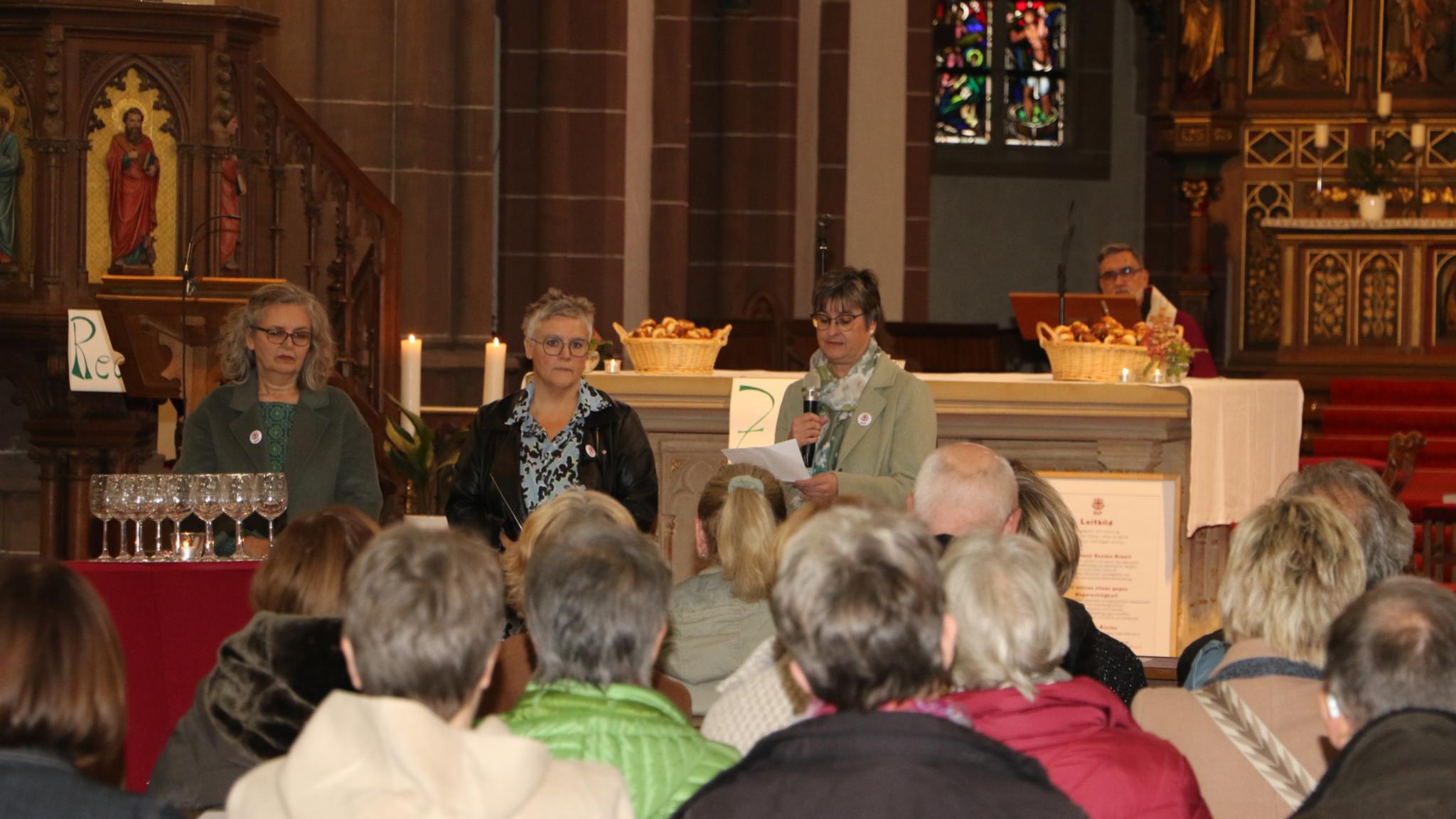 Claudia Iland (Adoptions- und Pflegekinderdienst), Anja Werner (Vorstand SkF) und Alexandra Neisius (Leiterin Frauenhaus) zeigten auf, in welcher Not Frauen sich befinden, die beim SkF Hilfe suchen (v.l.n.r)