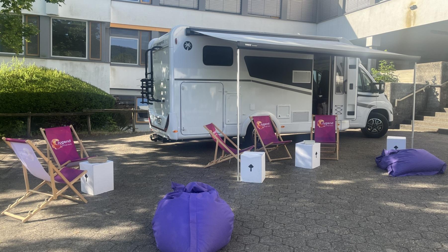 Das Jugendmobil auf dem Schulhof der IGS Zell