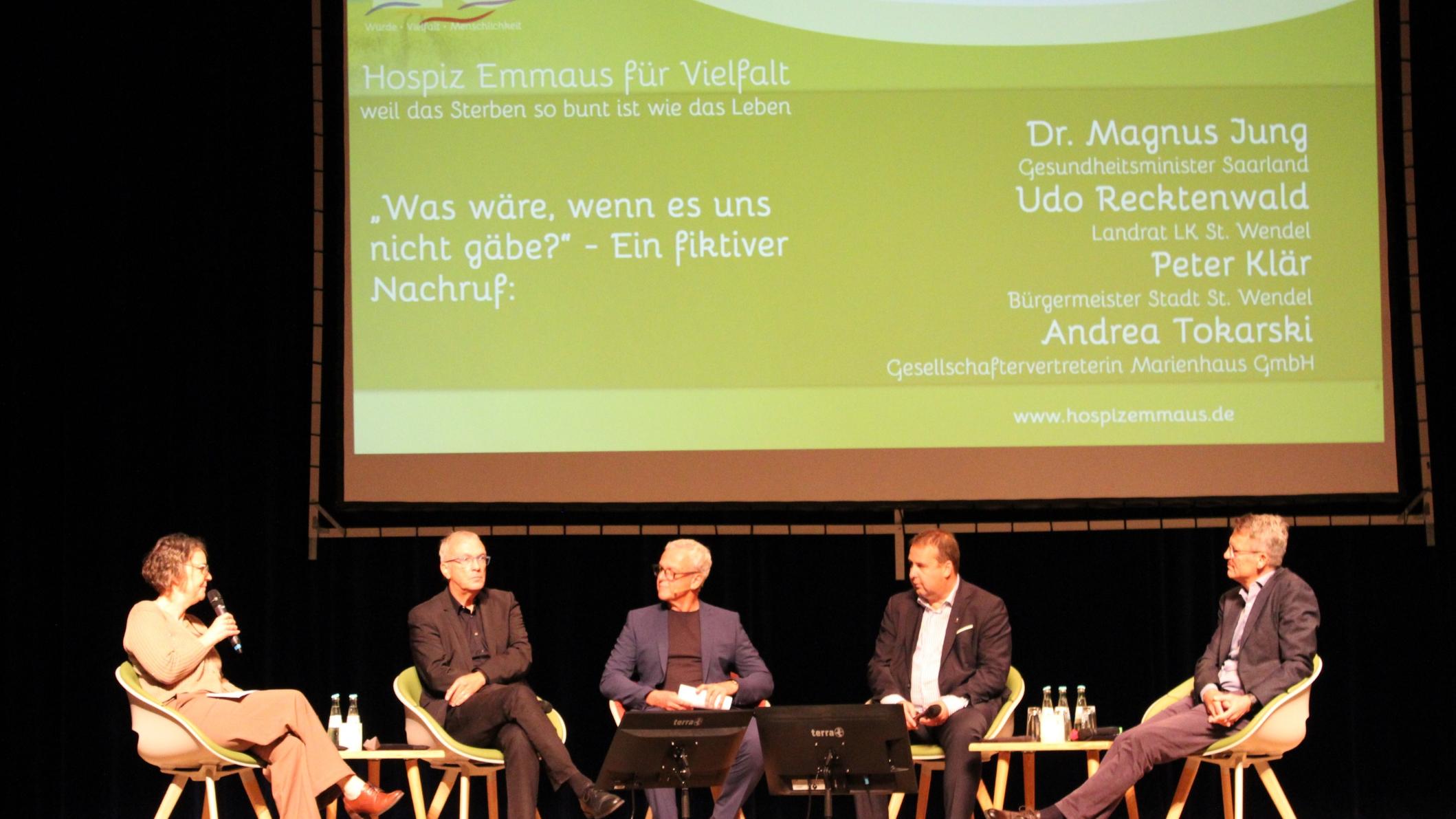Statt Grußworte: Gesprächsrunde mit Andrea Tokarski (Marienhaus GmbH), Landrat Udo Recktenwald, Moderator Joachim Weyand, Sozialminister Magnus Jung und Bürgermeister Peter Klär