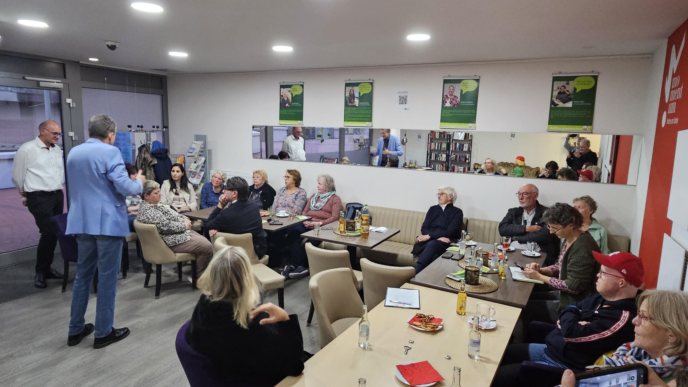 Der Neunkircher Oberbürgermeister Jörg Aumann spricht bei der Ausstellungseröffnung im momentum