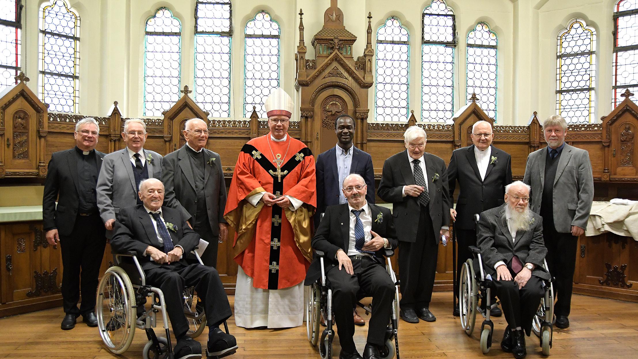 Nach dem Festgottesdienst in St. Wendel versammelten sich unsere Jubilare und einige ihrer Gratulanten um Bischof Dr. Ackermann zum Gruppenbild. Hinten (von links): Dekan Klaus Leist, Bruder Reinhard Niesel (65 Jahre Ordensjubiläum), Pater Alfons Müller (65 Jahre Ordensjubiläum), Bischof Dr. Stephan Ackermann, Provinzial Pater Peter Claver Narh, Pater Wilhelm Jacobs (65 Jahre Ordensjubiläum), Pater Heinz Schneider (50 Jahre Priesterjubiläum) und Rektor Pater Vaclav Mucha. Vorne (von links): Bruder Othmar Jessberger (70 Jahre Ordensjubiläum), Bruder Hermann Josef Friedrich (55 Jahre Ordensjubiläum) und Pater Josef Rissinger (65 Jahre Ordensjubiläum). Aus gesundheitlichen Gründen fehlt im Bild Pater Heribert Lohrengel (65 Jahre Ordensjubiläum).