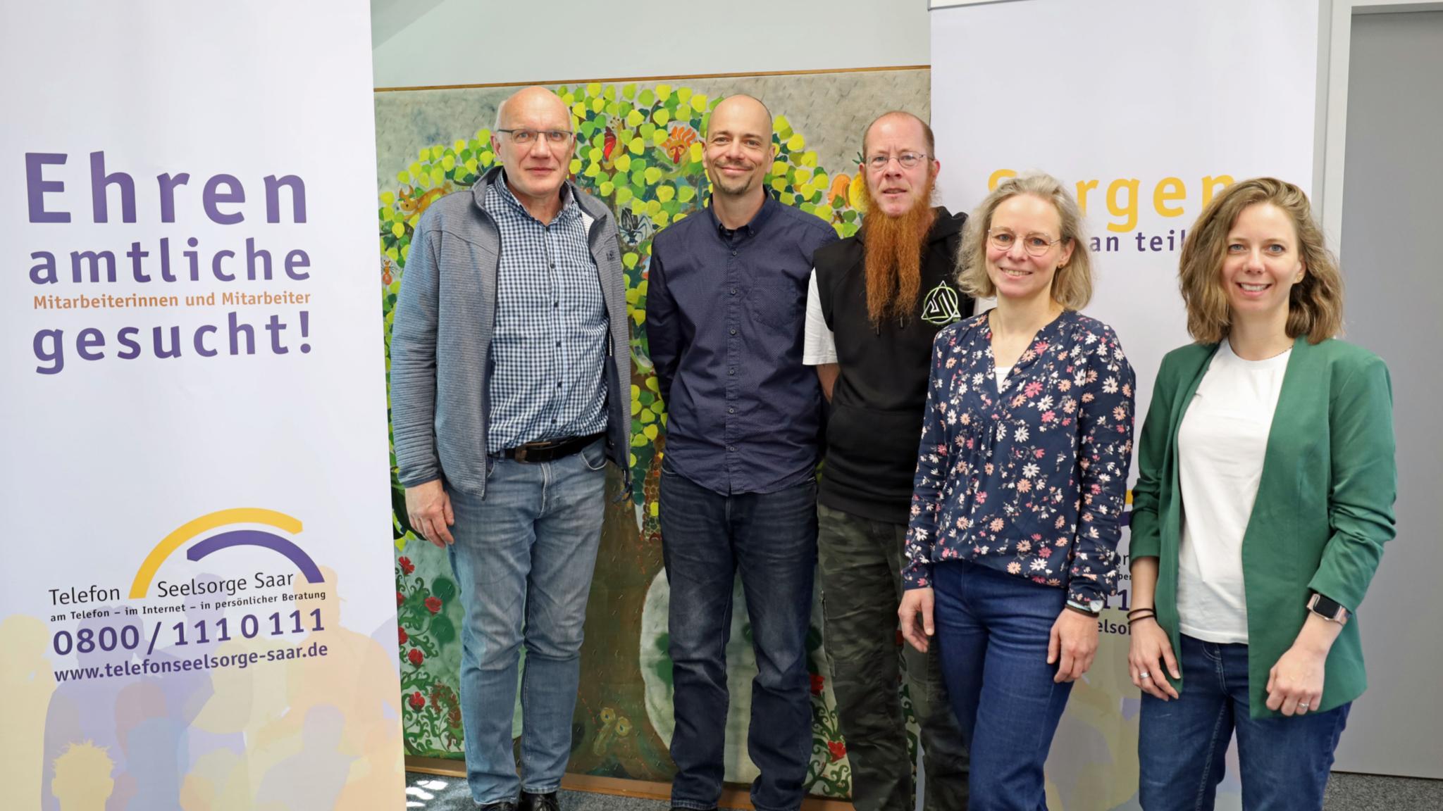 Das Team der evangelisch-katholischen TelefonSeelsorge Saar: Pfarrer Volker Bier (evangelischer Leiter), Ulrich Monzel (katholischer Leiter), Simon Borstnitz (Verwaltung), Katja Stolle-Spies (Beraterin) und Lisa Schwarz (Beraterin) (von links).