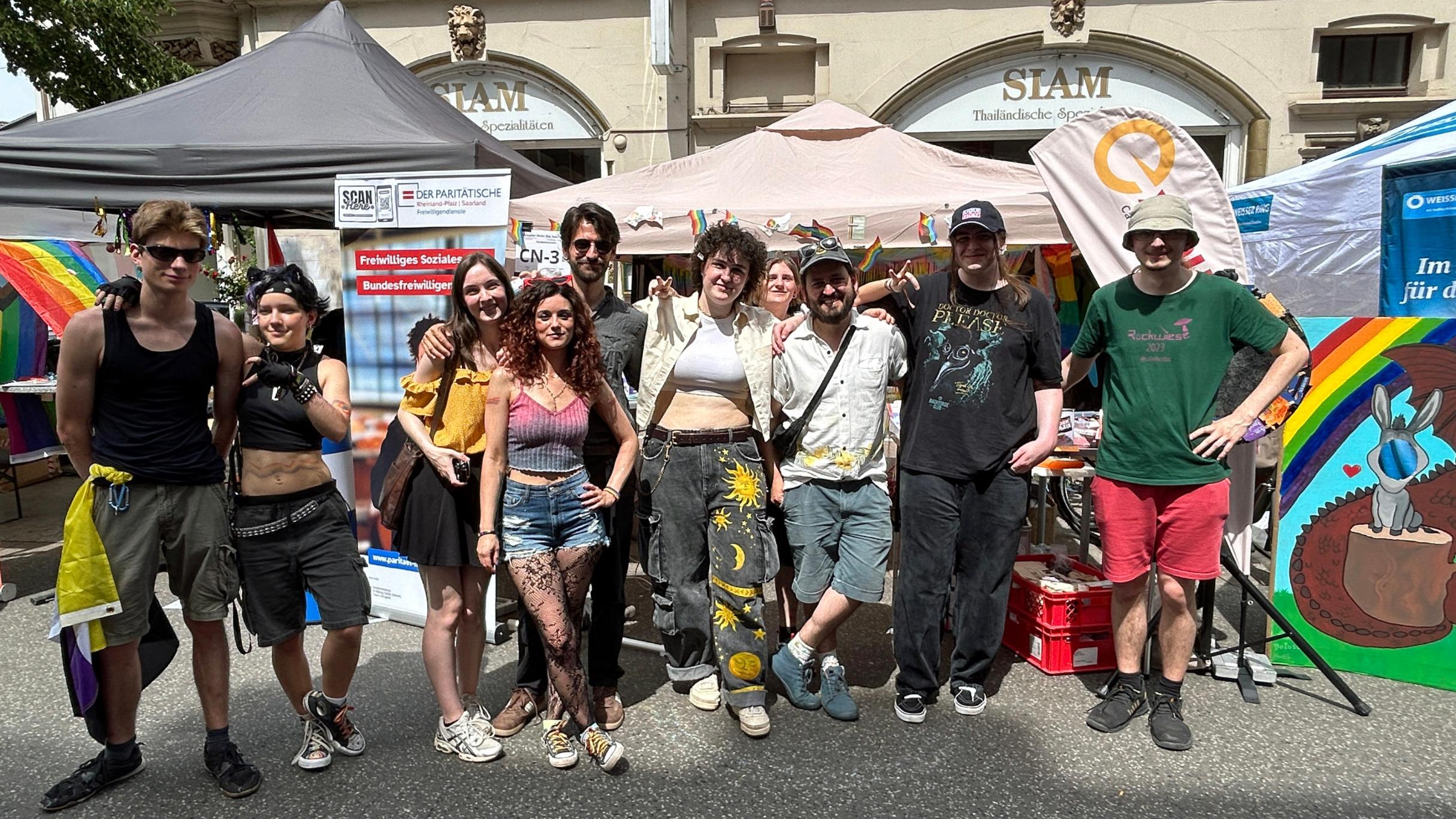 Mit einem Stand auf der Regenbogenmeile des CSD SaarLorLux war das Café Exodus gemeinsam mit Firmbewerber*innen vertreten.