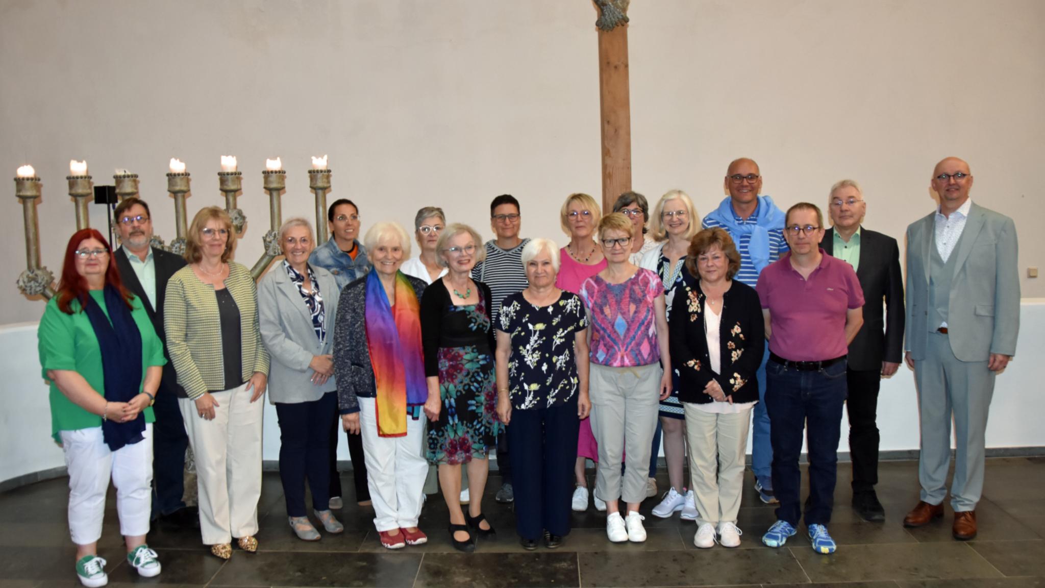 Gruppenfoto der neuen ehrenamtlichen Trauerbegleiter*innen
