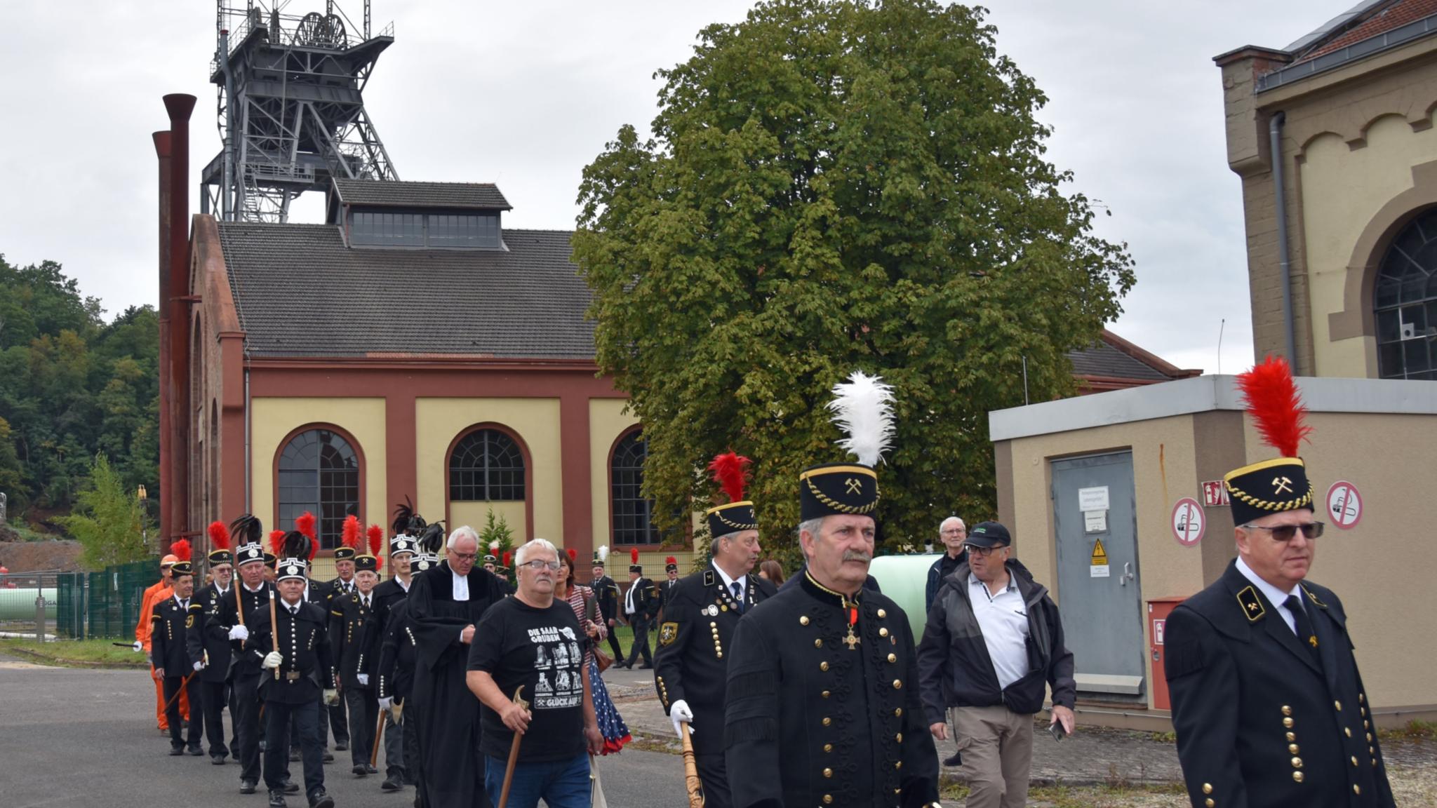 Bergparade vor dem Ensdorfer Förderturm.