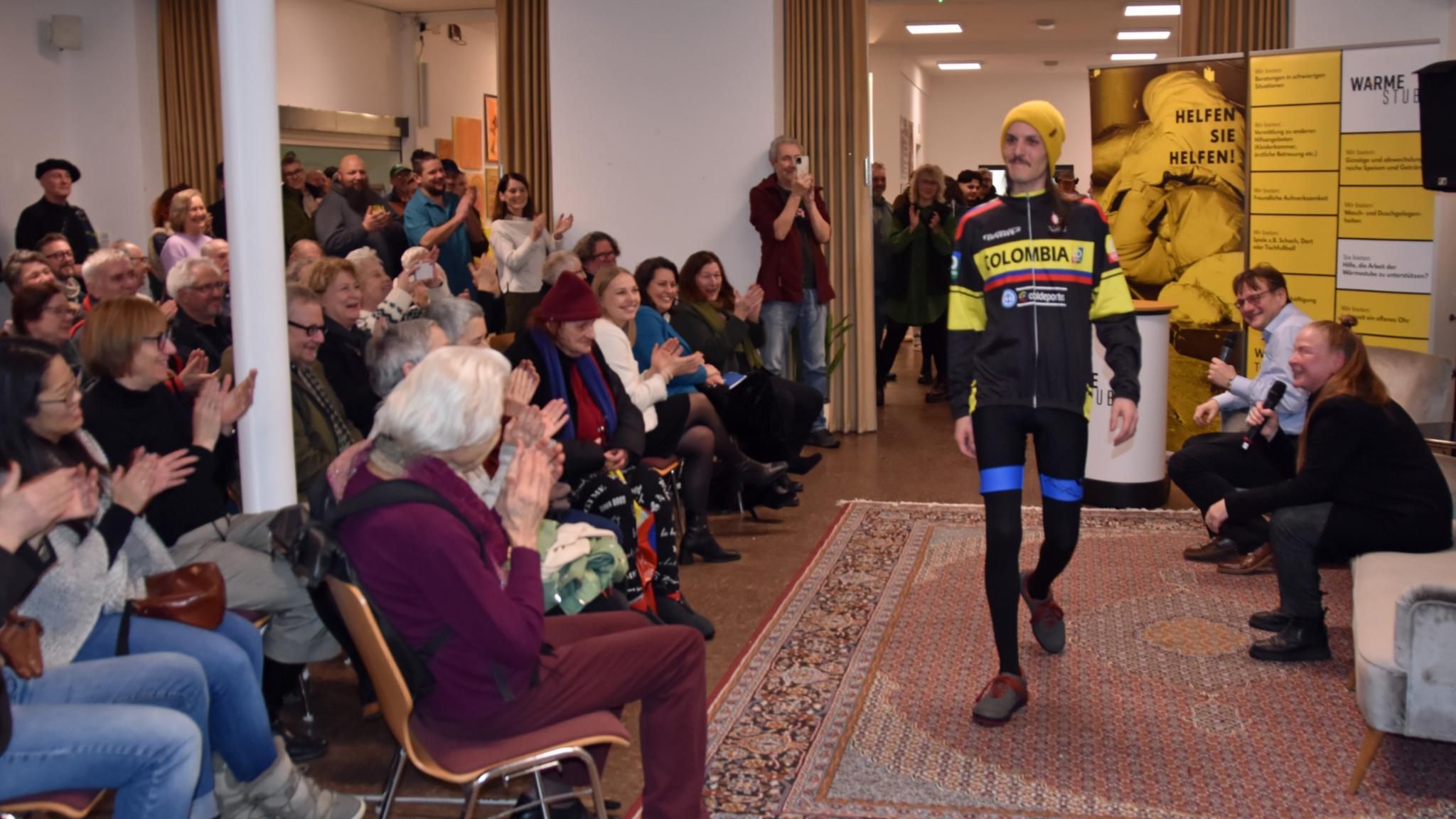 Modenschau während der Vernissage von 'Nomaden der Neuzeit'