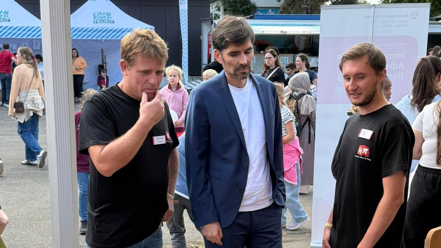 Besuch von Bildungsminister Sven Teuber am Stand des HoT (von links): Patrick Book (Leitung Haus der offenen Tür Sinzig), Sven Teuber und Tobis Seiler (Beteiligungsprojekt Aufwind)