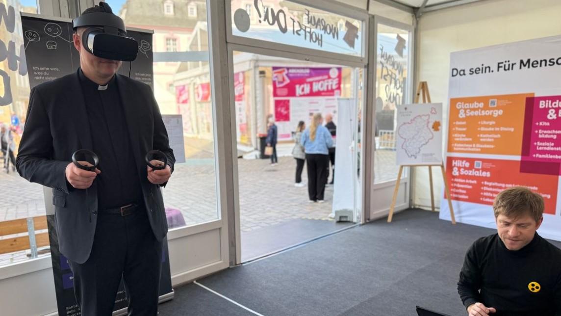 Generalvikar Tim Sturm mit VR-Brille