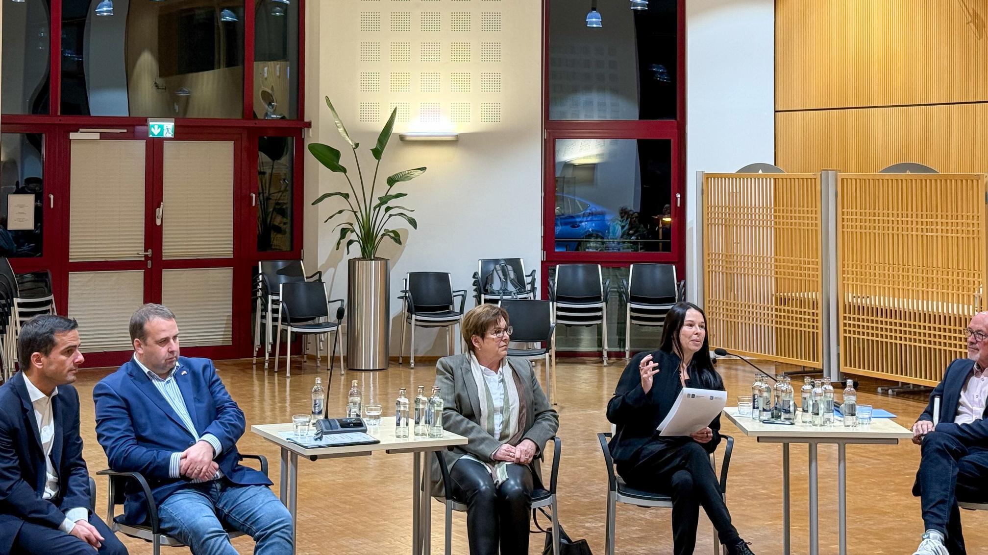 Die Gäste auf dem Podium: Minister Max Hahn, Minister Magnus Jung, Leiterin der Engagemententwicklung, Michaela Tholl sowie Psychologie-Professorin Tatjana Schnell im Gespräch mit Moderator Roman Glauben (r.).