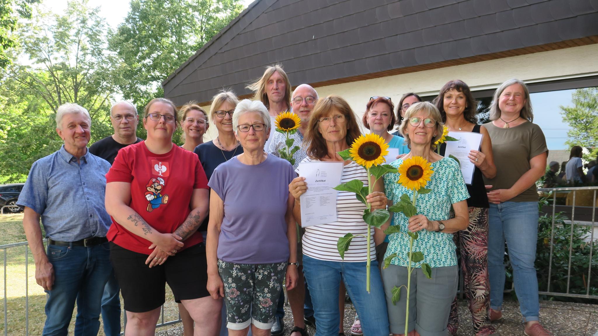 Hospizdienst-Koordinatorin Jana Morenz-Meyer (re.), ihre Kollegen Thomas Honrath und Nicole Setz (hinten li.) sowie Pfarrerin Andrea Moritz (2. Reihe, 2. v. li.) gemeinsam mit den neuen ehrenamtlichen Begleiterinnen und Begleitern.