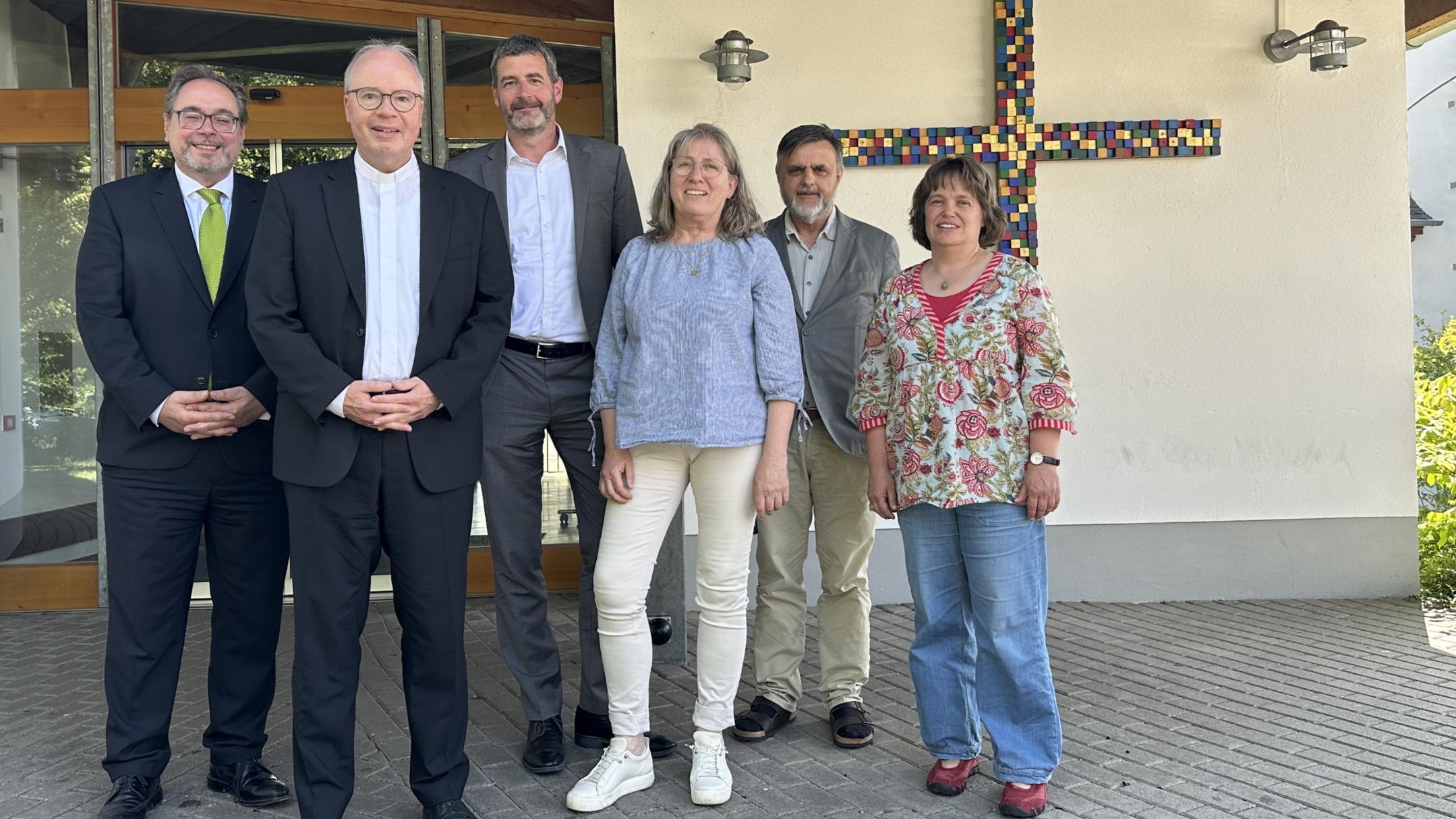 Bischof Stephan Ackermann (Zweiter v. links) besuchte das Heinrich-Haus im Neuwieder Stadtteil Engers und sprach mit den Geschäftsführern Frank Zenzen (Dritter v. links) und Thomas Linden (links), den Seelsorgerinnen Monique Scheer (Dritte v. rechts) und Ute Josten (Zweite v. rechts) sowie mit Dekan Peter Dörrenbächer.