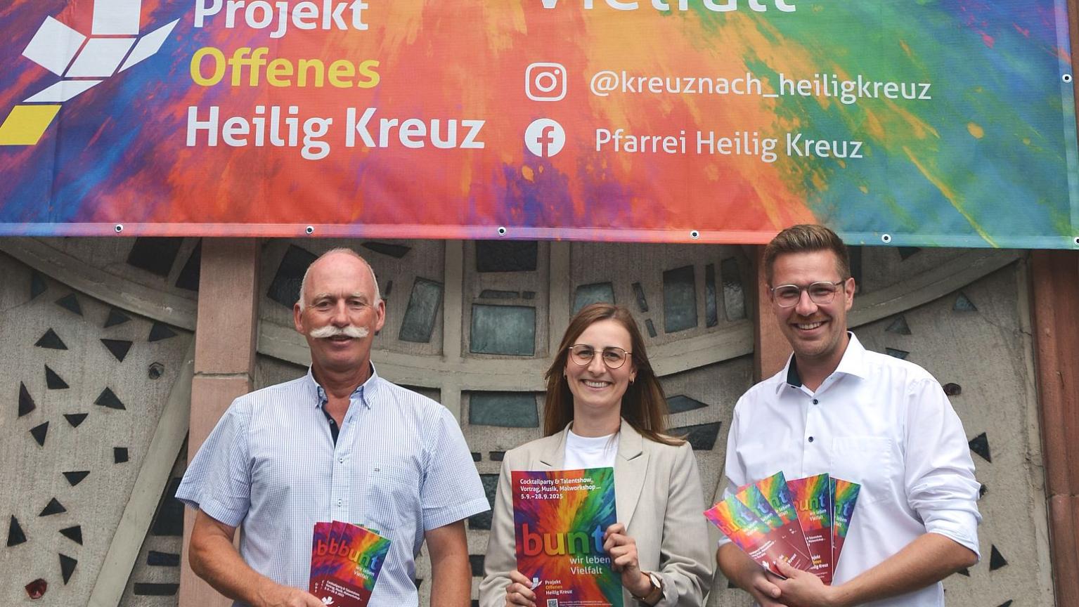 Matthias Degen. Theresa Theis und Patric Schützeichel (von links) zeigen Plakate und Flyer der Aktion.