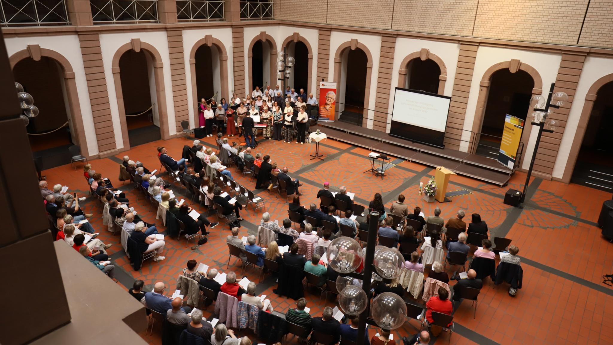 Der Festakt fand in der Aula des Bischöflichen Angela-Merici-Gymnasiums Trier statt.