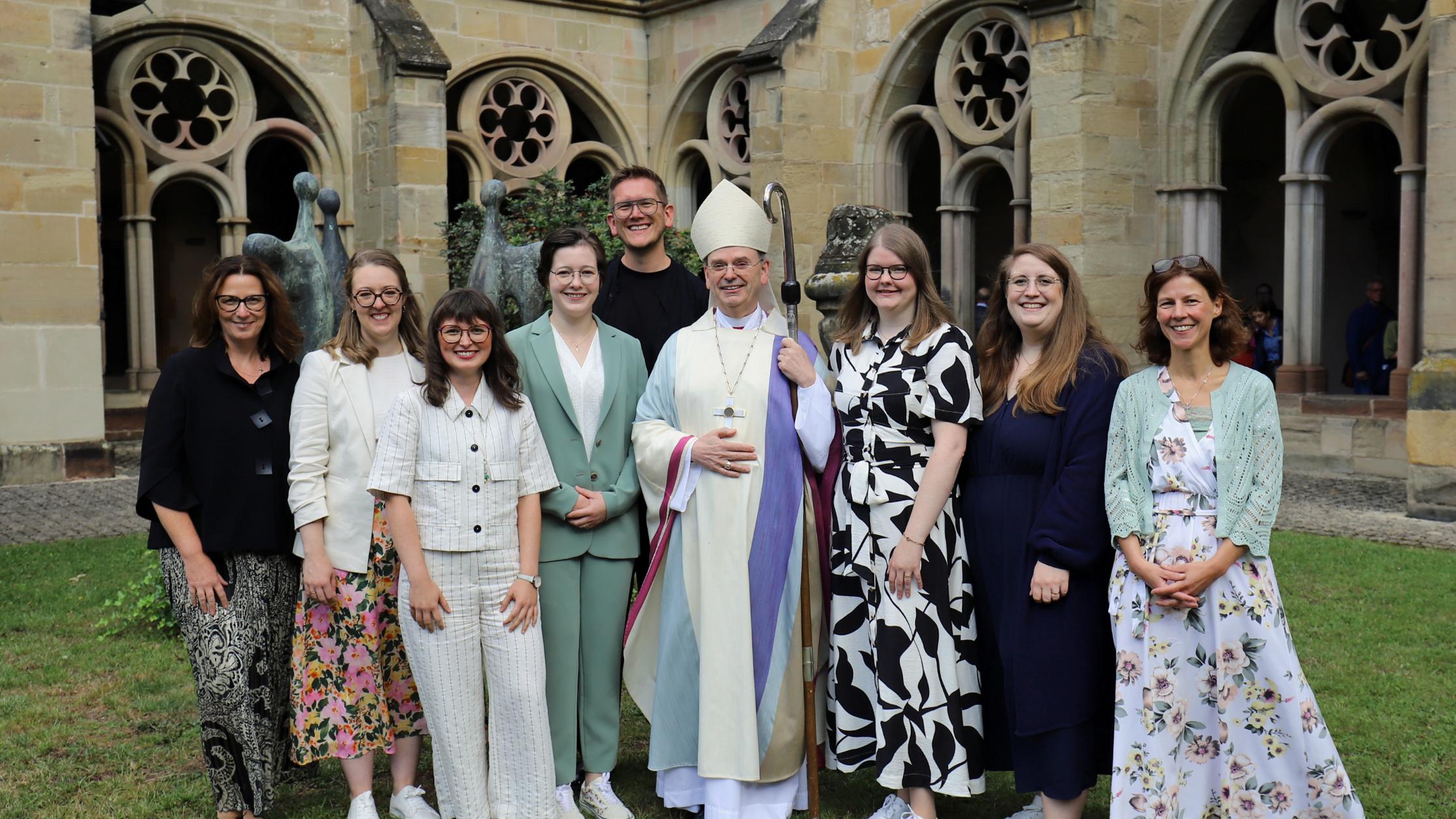 Die neu beauftragten Pastoral- und Gemeindereferentinnen mit Weihbischof Brahm und Ausbildungsleiter Matthias Beer.