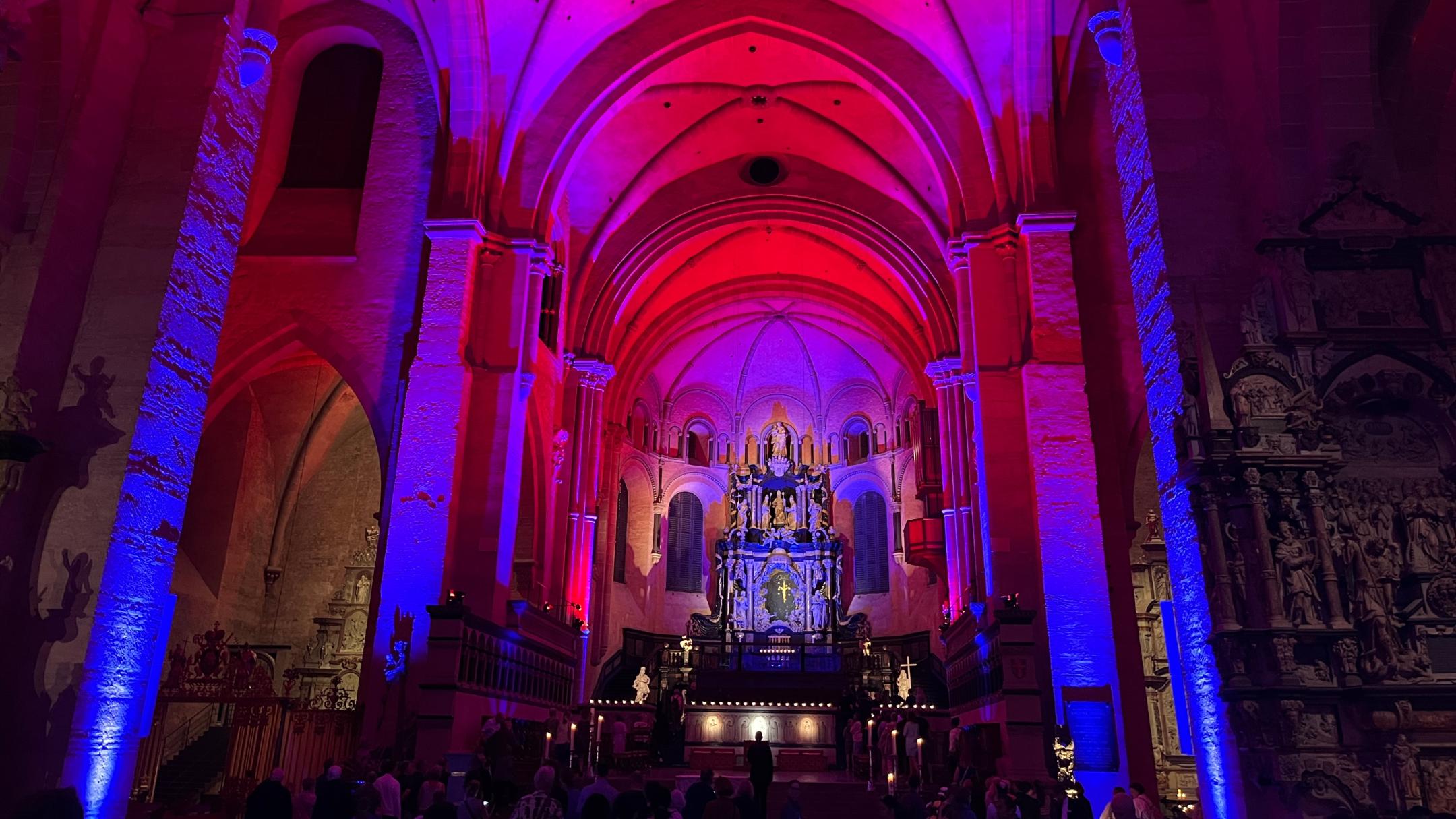 Der Trierer Dom erstrahlte bei der Nacht der offenen Kirchen in besonderem Licht.