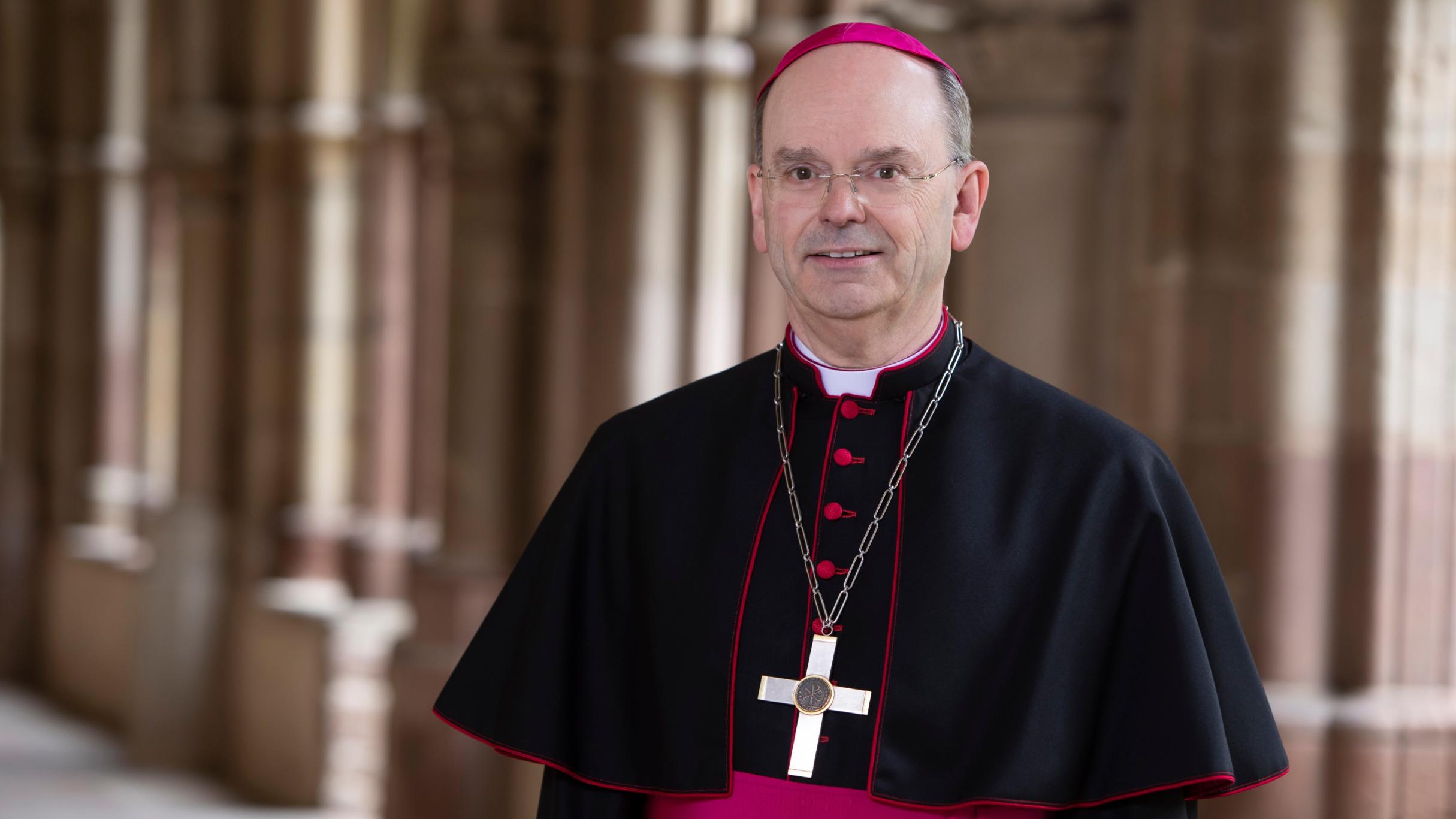 Das Foto zeigt Weihbischof Robert Brahm