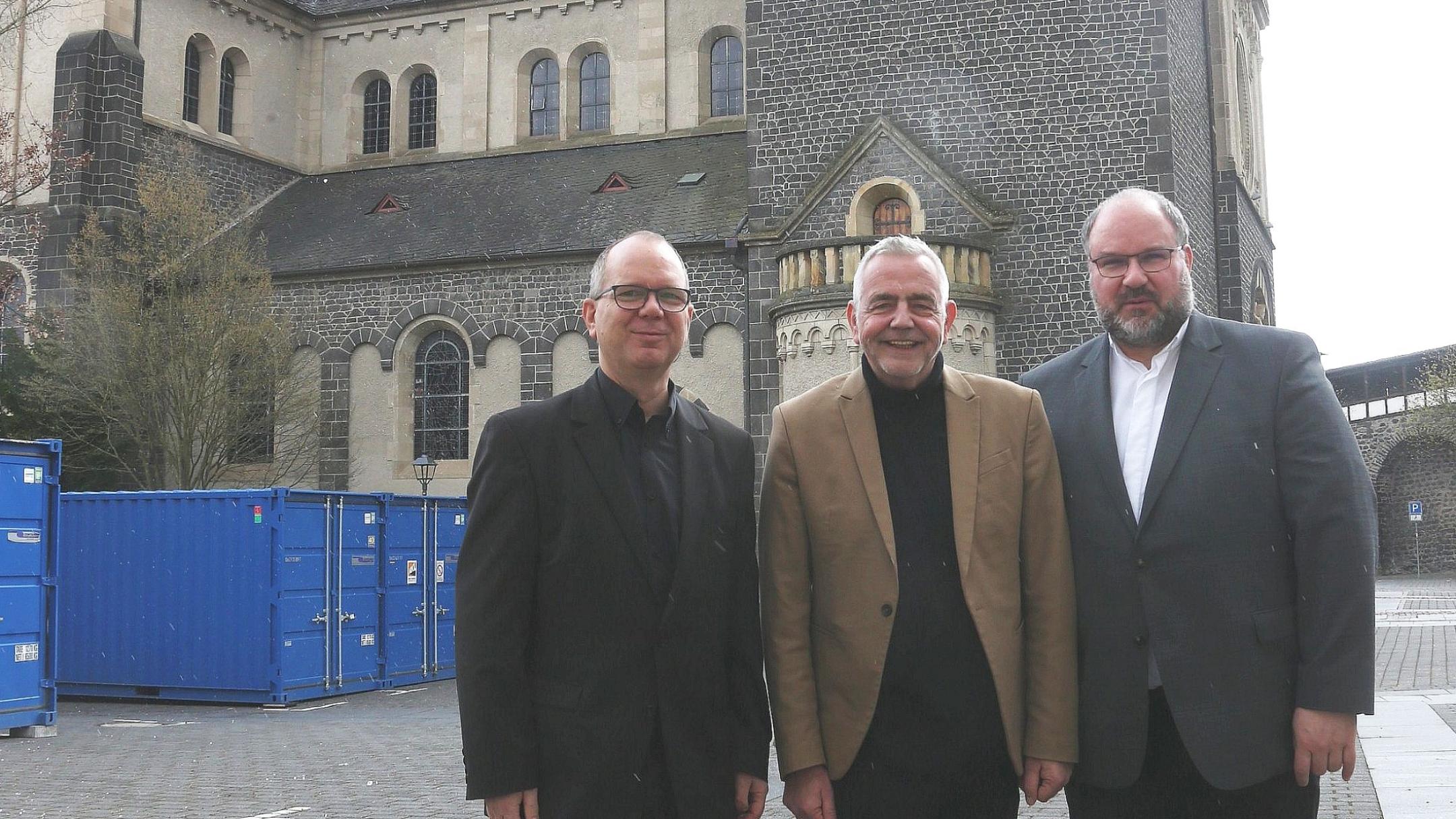 Das Leitungsteam des Pastoralen Raums Mayen (von links: Marek Jost, Thomas Fößel und Dekan Jörg Schuh) vor der Kirche Herz-Jesu, wo die Hauptbühne der Burgfestspiele aufgebaut wird.