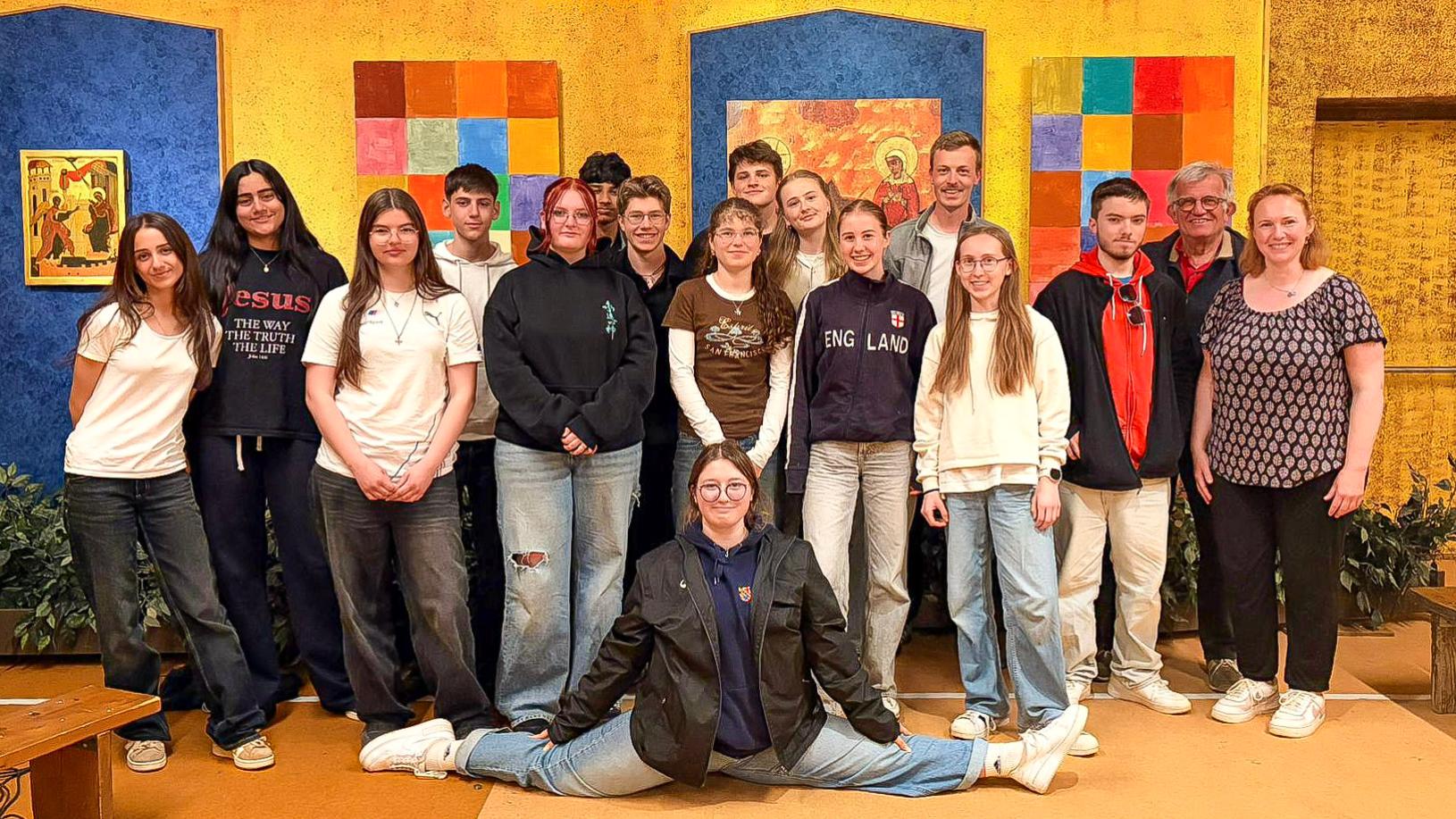 Die Reisegruppe in der Kirche in Taizé.