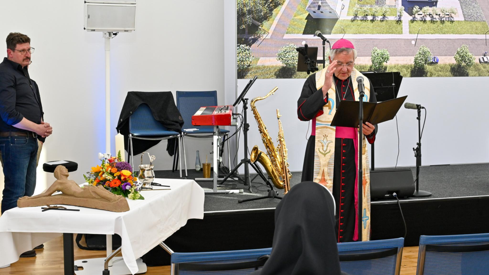 Weihbischof em. Franz Josef Gebert segnet die neue Pflegeschule ein.