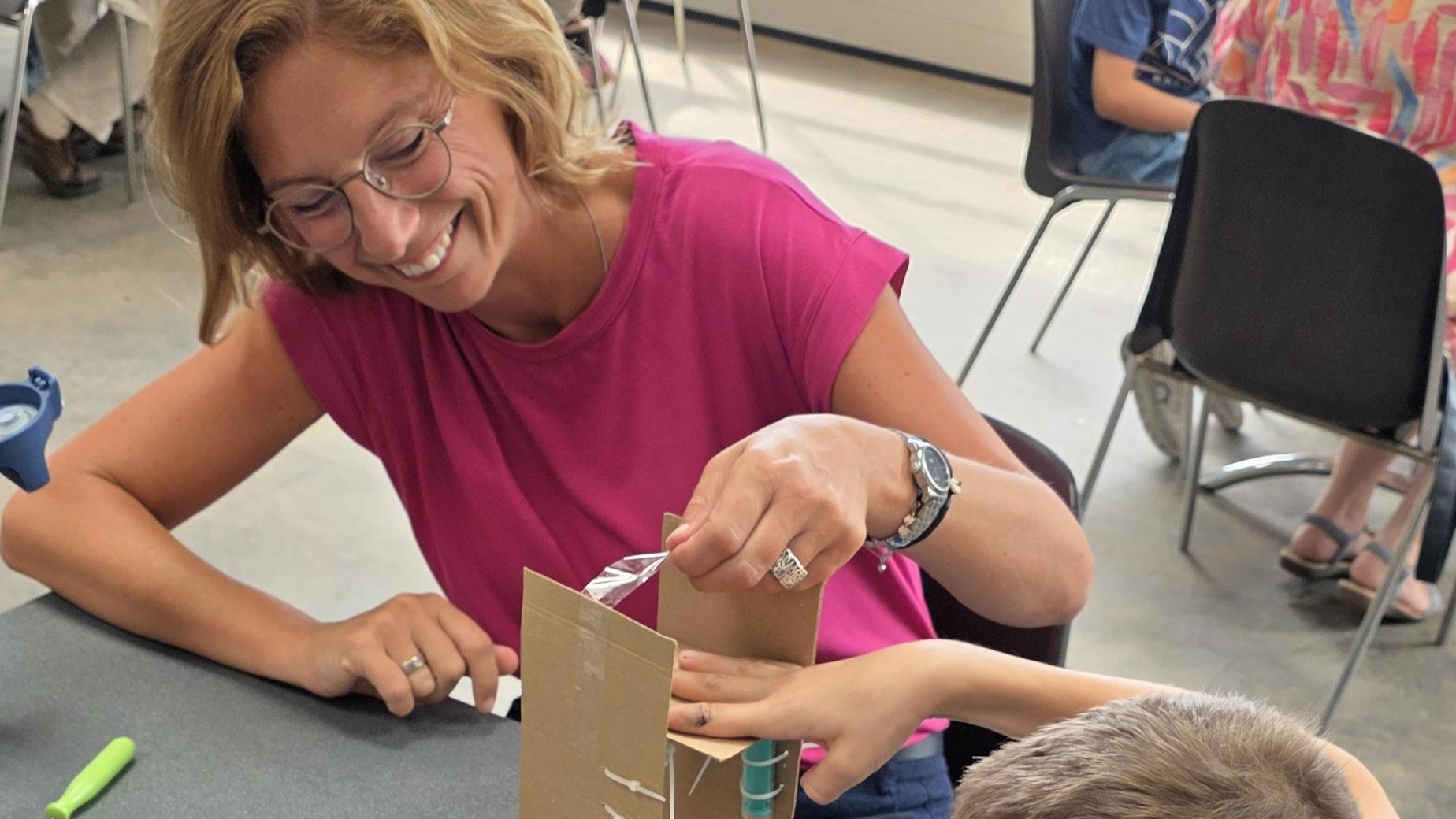 Ministerin Sabine Bätzing-Lichtenthäler spielt mit den Kindern.
