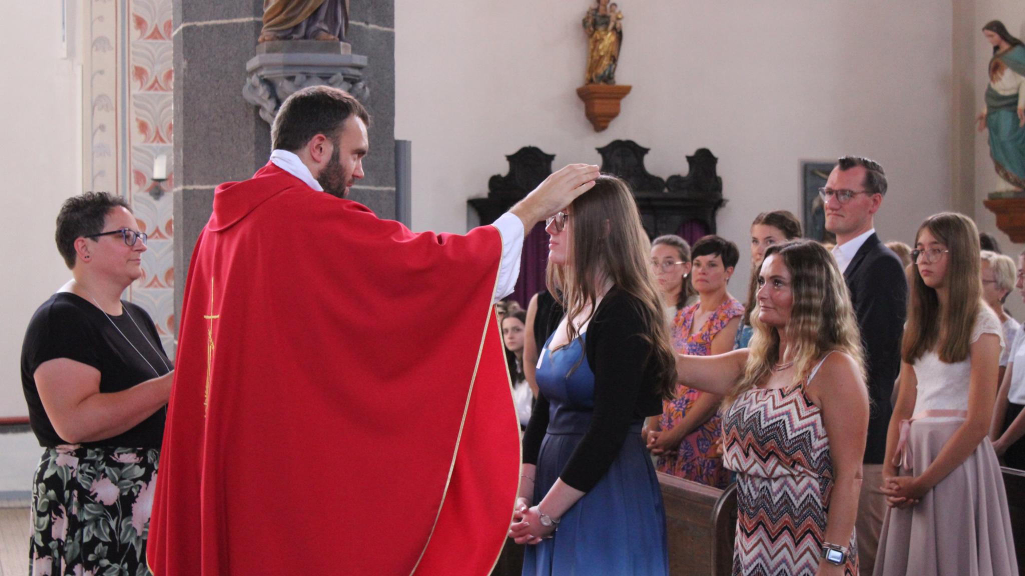 Archivfoto einer Firmung mit Firmspender Jugendpfarrer Dominic Lück