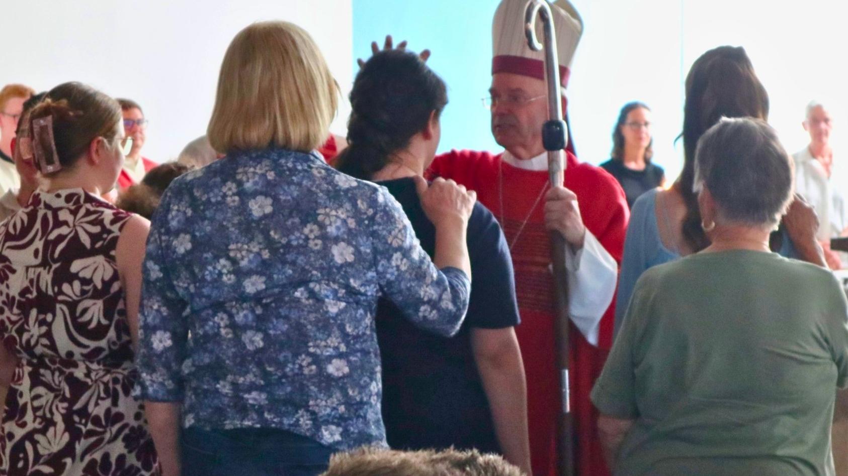 Weihbischof Brahm firmt eine junge Frau