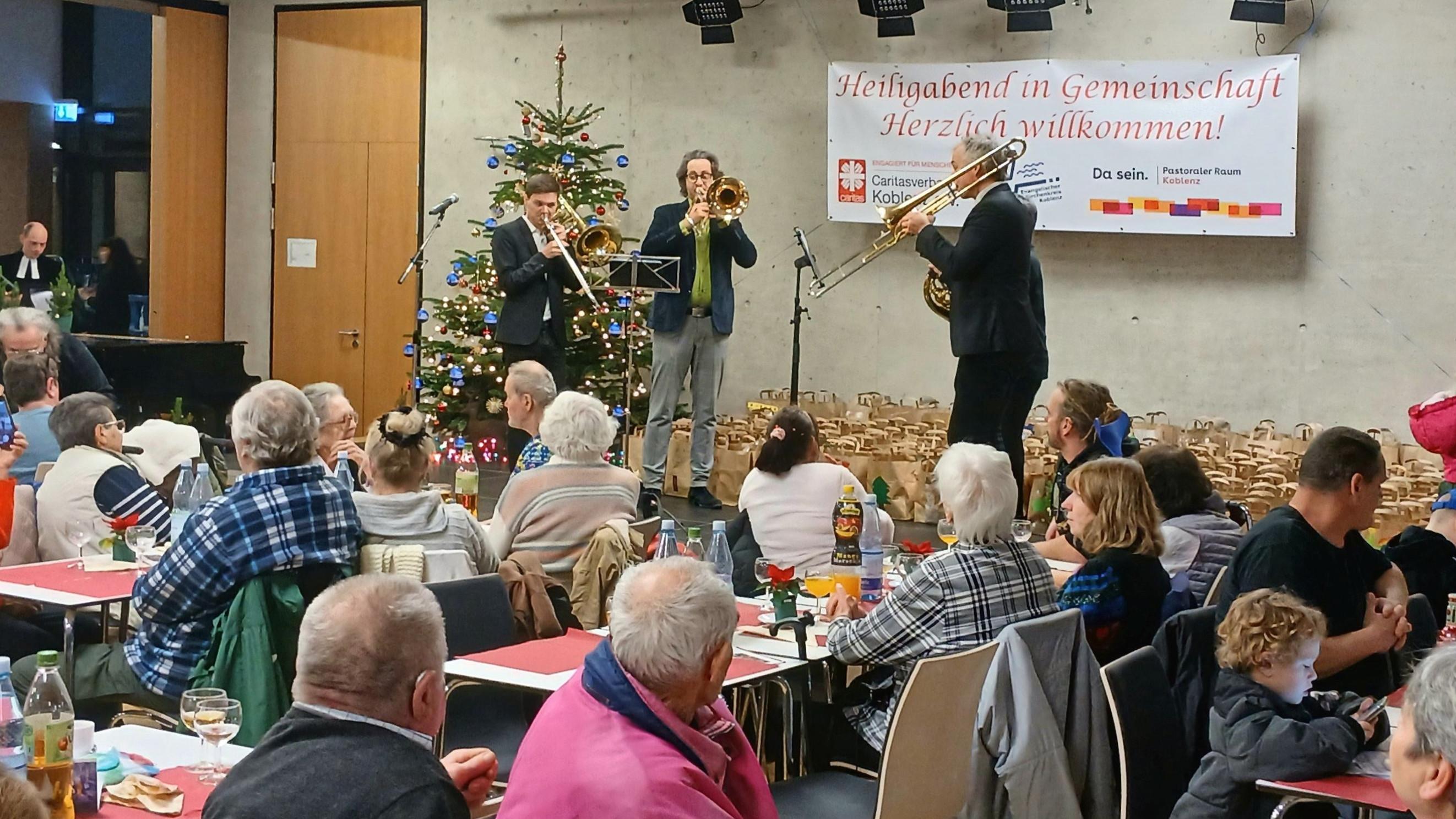 Die Gäste erwartet ein weihnachtliches Unterhaltungsprogramm mit engagierten Künstlern. Der Posaunenchor des evangelischen Gemeindeverbandes wird den Klangraum mit weihnachtlichen Klängen erfüllen.