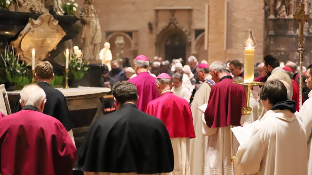 In der Jahresschlussandacht 2024 war am Auferstehungsaltar ein Ort der Erinnerung und des Gebets für das Heilige Jahr eingerichtet worden..