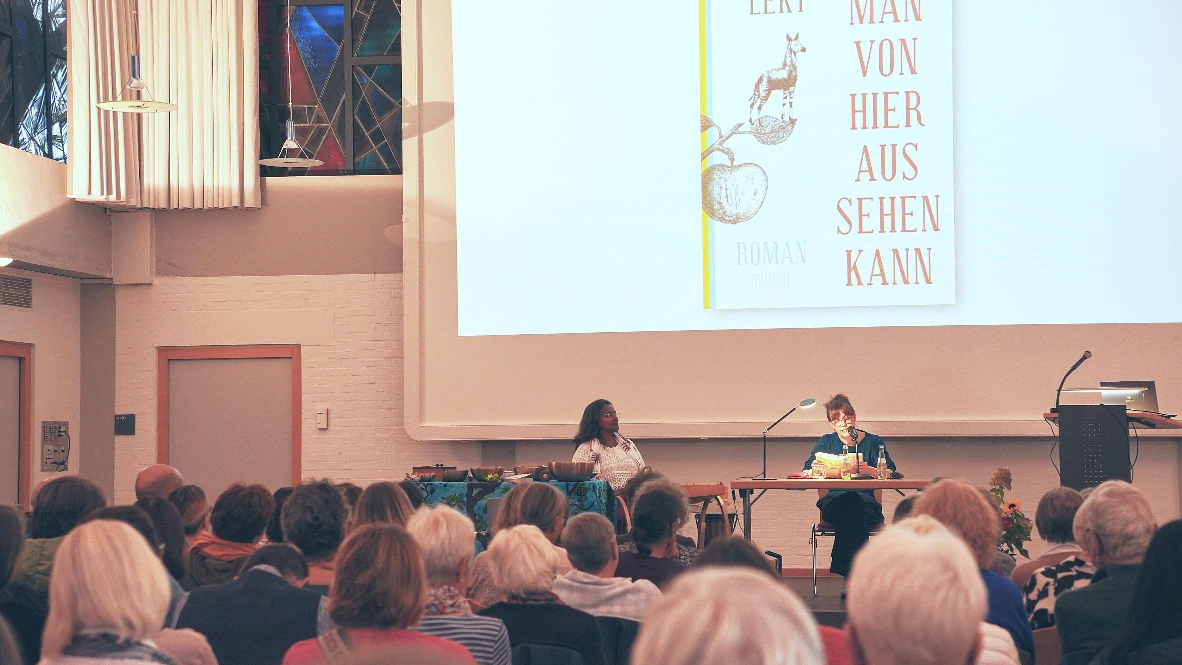 Bestsellerautorin Leky liest aus ihrem Erfolgsroman 'Was man von hier aus sehen kann'.