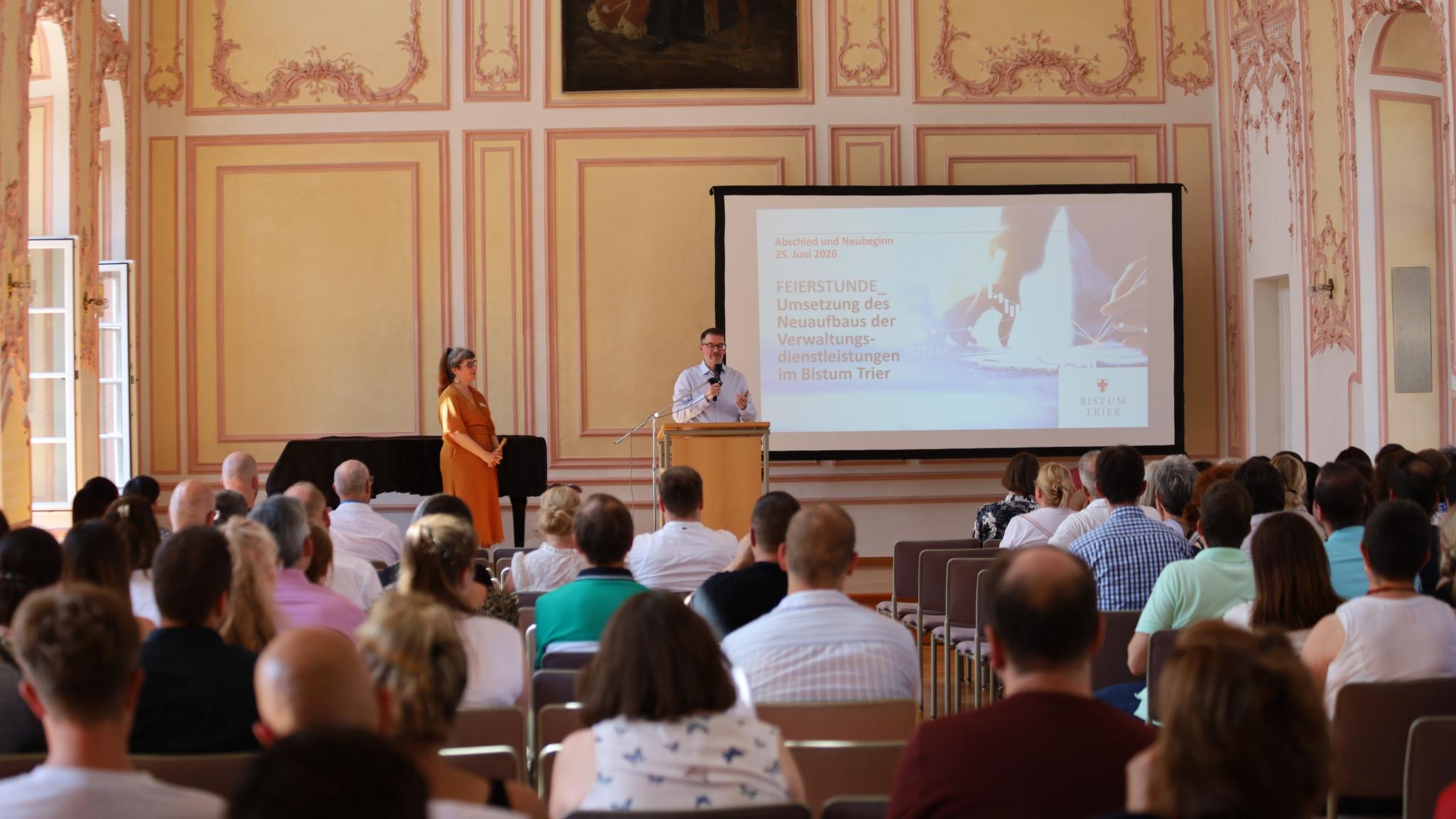 Blandine Zander, Leiterin der Servicestelle und Christian Heckmann, Leiter des Bereichs Organisation und Digitalisierung, moderierten die Veranstaltung.