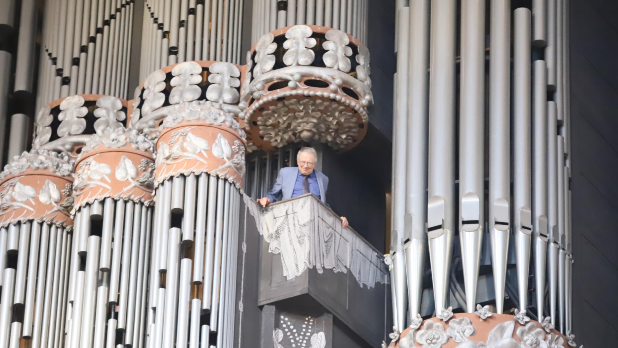 Josef Still blickt von der Domorgel auf die Gottesdienstgemeinde im Trierer Dom