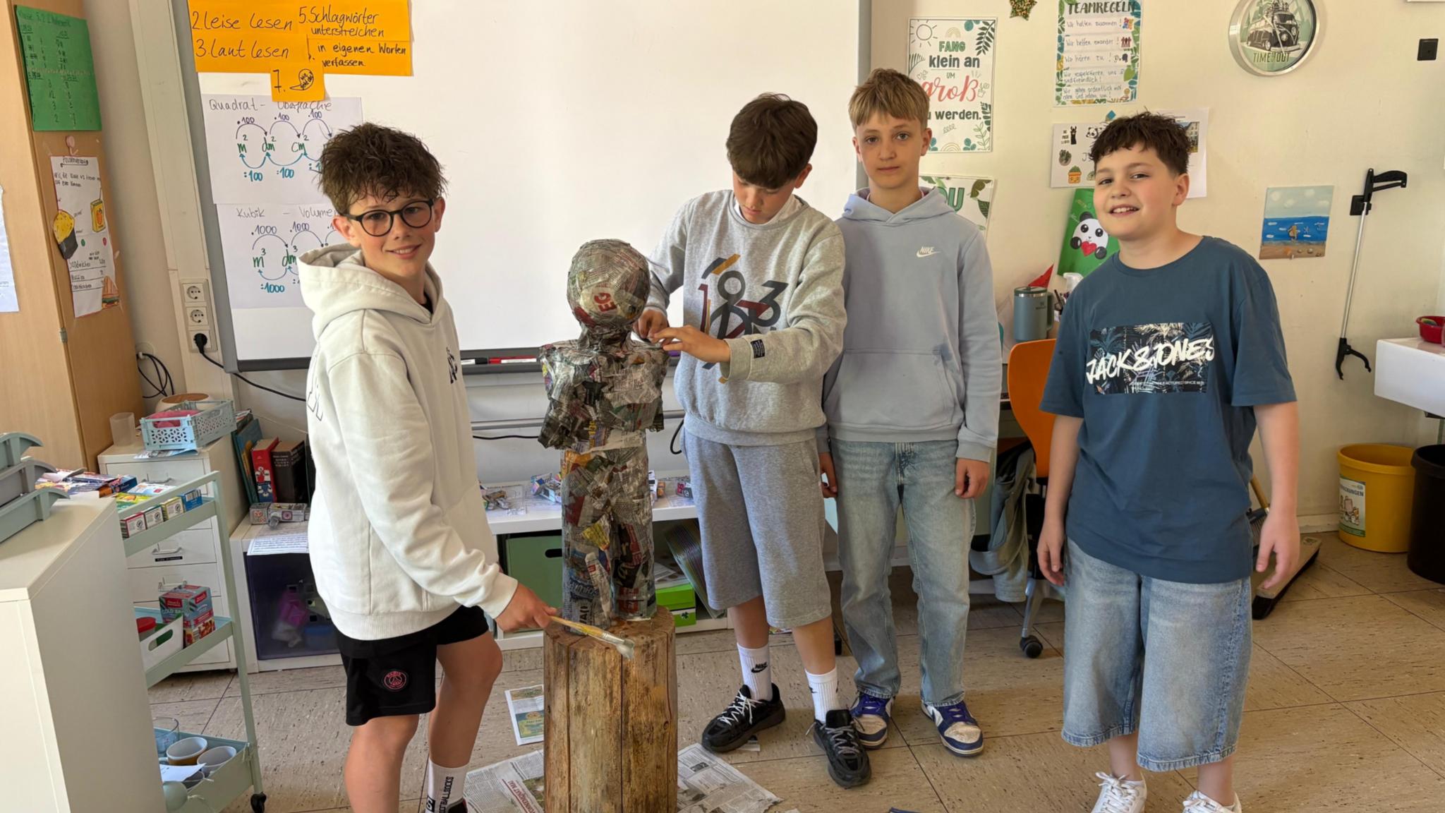 Aus Pappmaché wurde eine Königsfigur gebastelt.