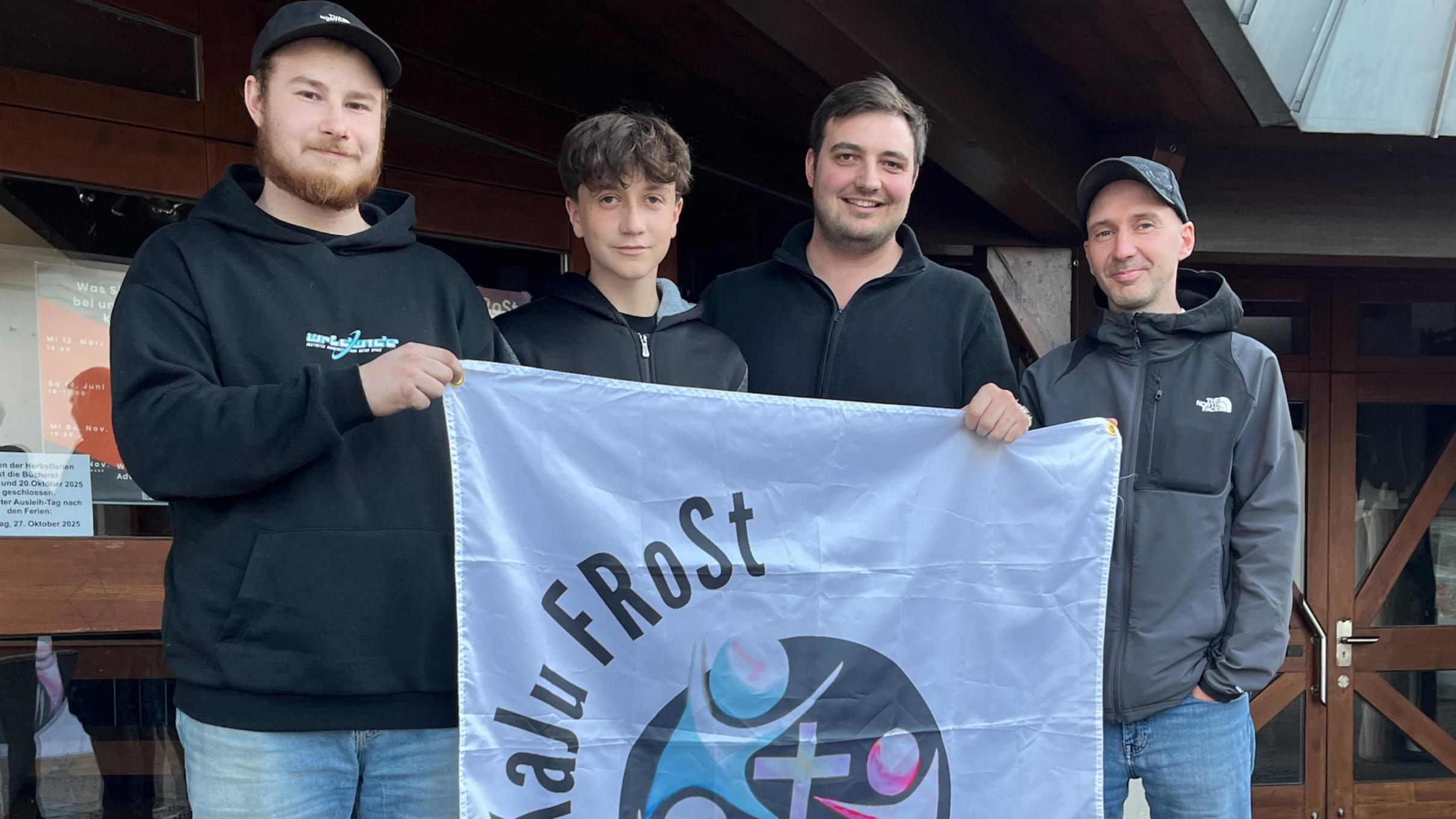 Rafael, Etienne, Daniele und Michael (von links) vor den Räumlichkeiten der KaJu auf dem Steinrausch.