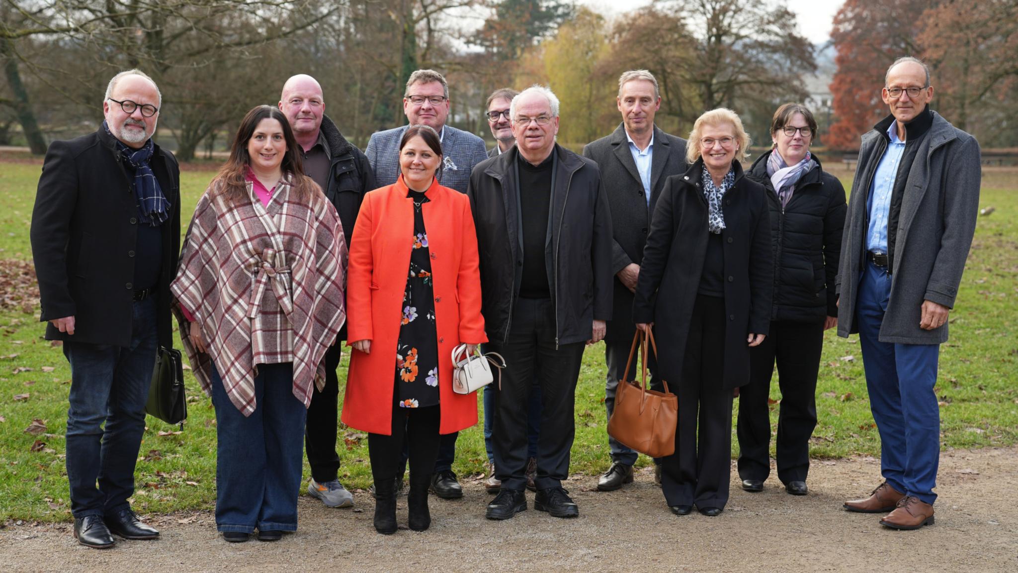 Die Mitglieder der KODA-Kommission für die neunte Amtsperiode mit den Vorsitzenden Andrea Gerards (Dritte von rechts) und Markus Krogull-Kalb (Dritter von links) im Nells Park. Auf dem Foto fehlt Kerstin Kleinschmidt.